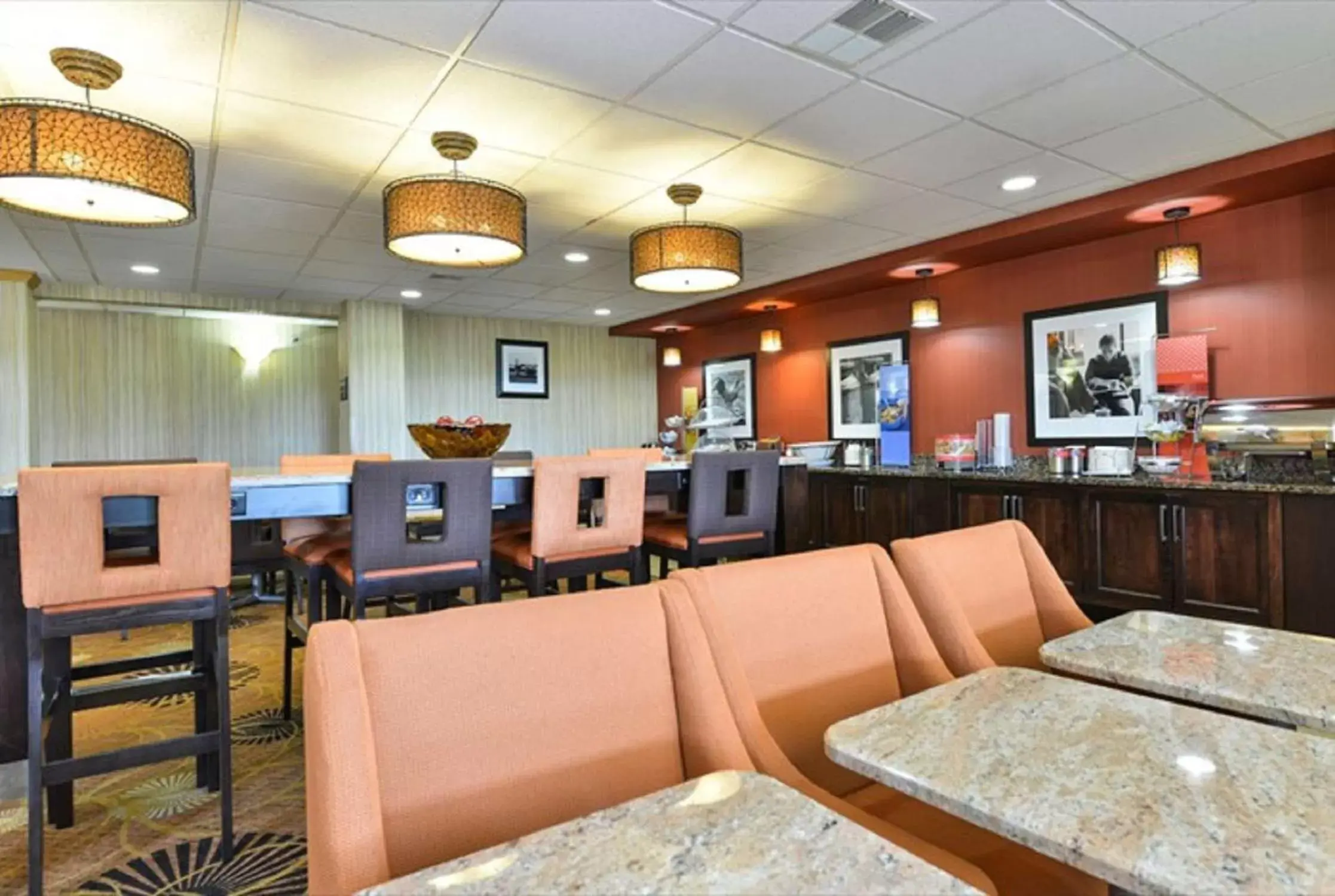 Dining area in Hampton Inn Sturgis