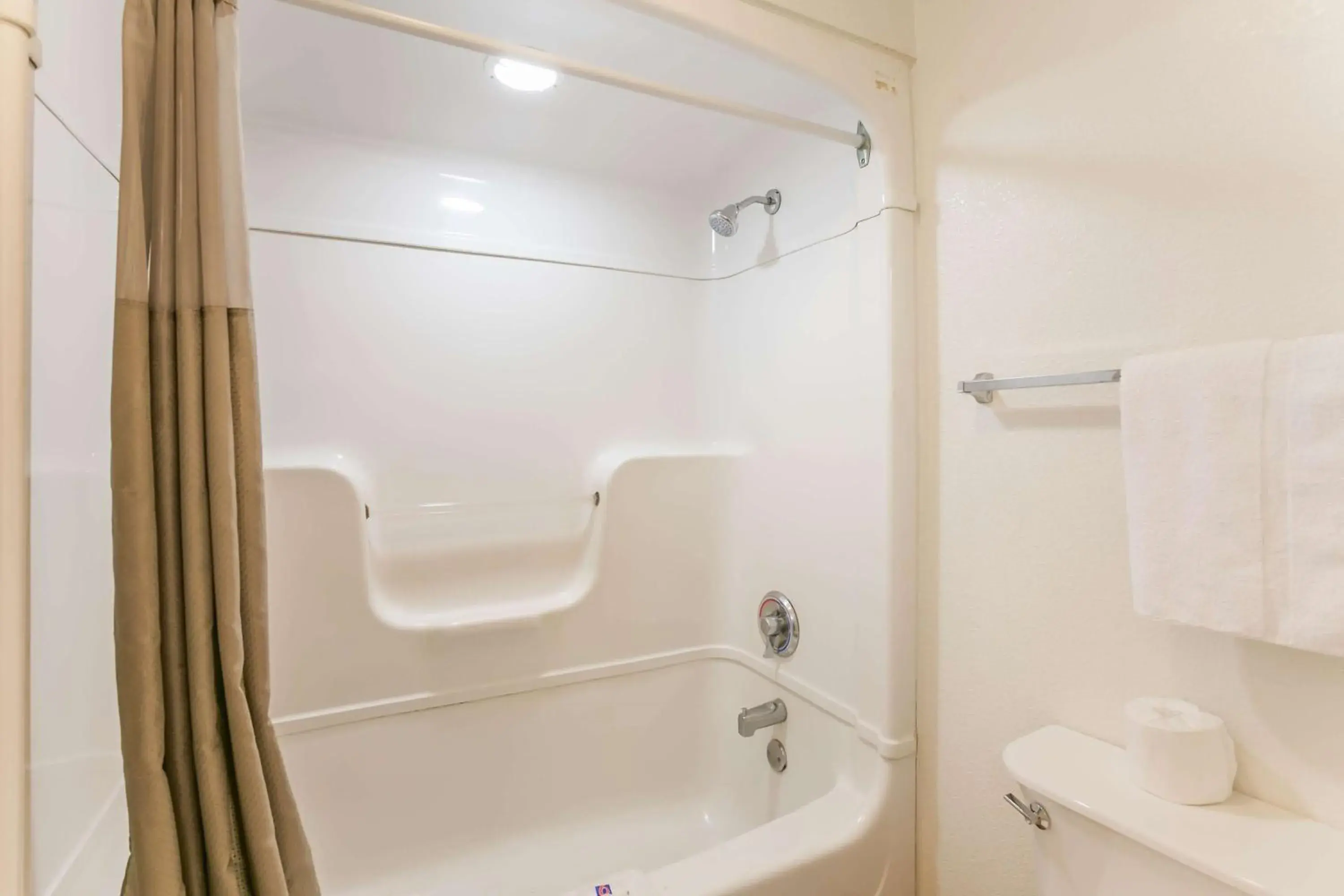 Bathroom in Motel 6-Dothan, AL Bathroom in Motel 6-Dothan, AL