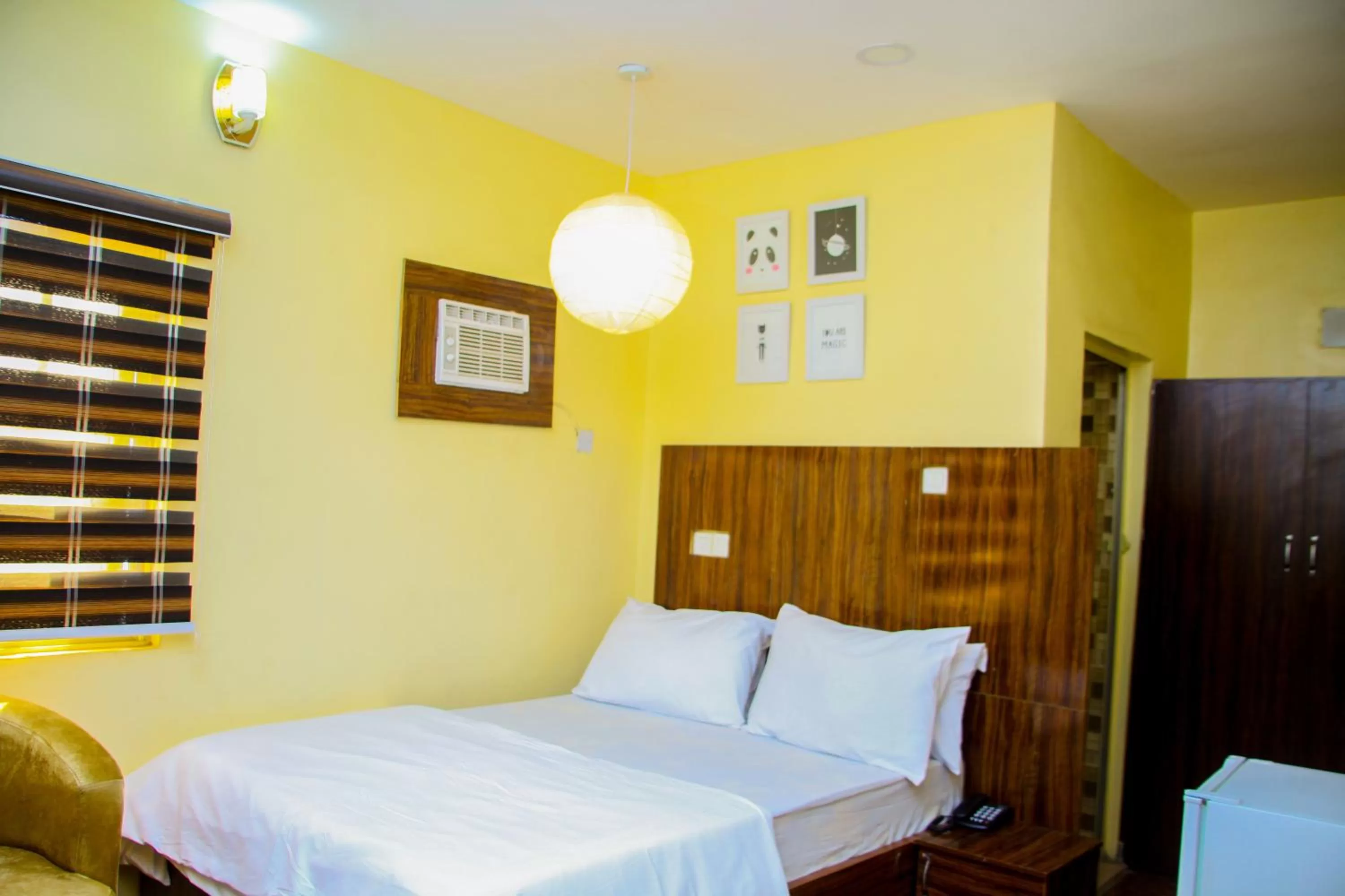 Bedroom, Bed in ONTARIO SUITES