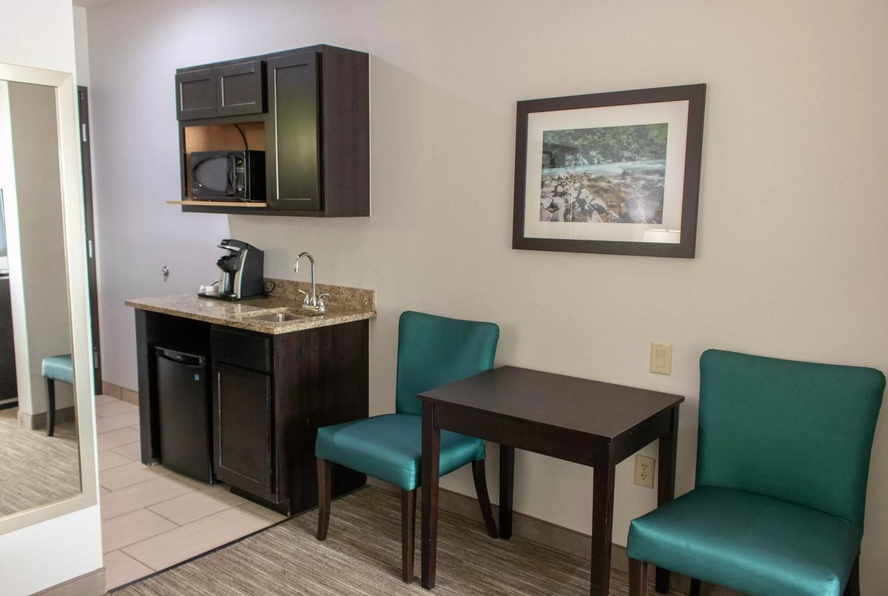 King Suite in Holiday Inn Express Hotel & Suites Temple-Medical Center Area, an IHG Hotel