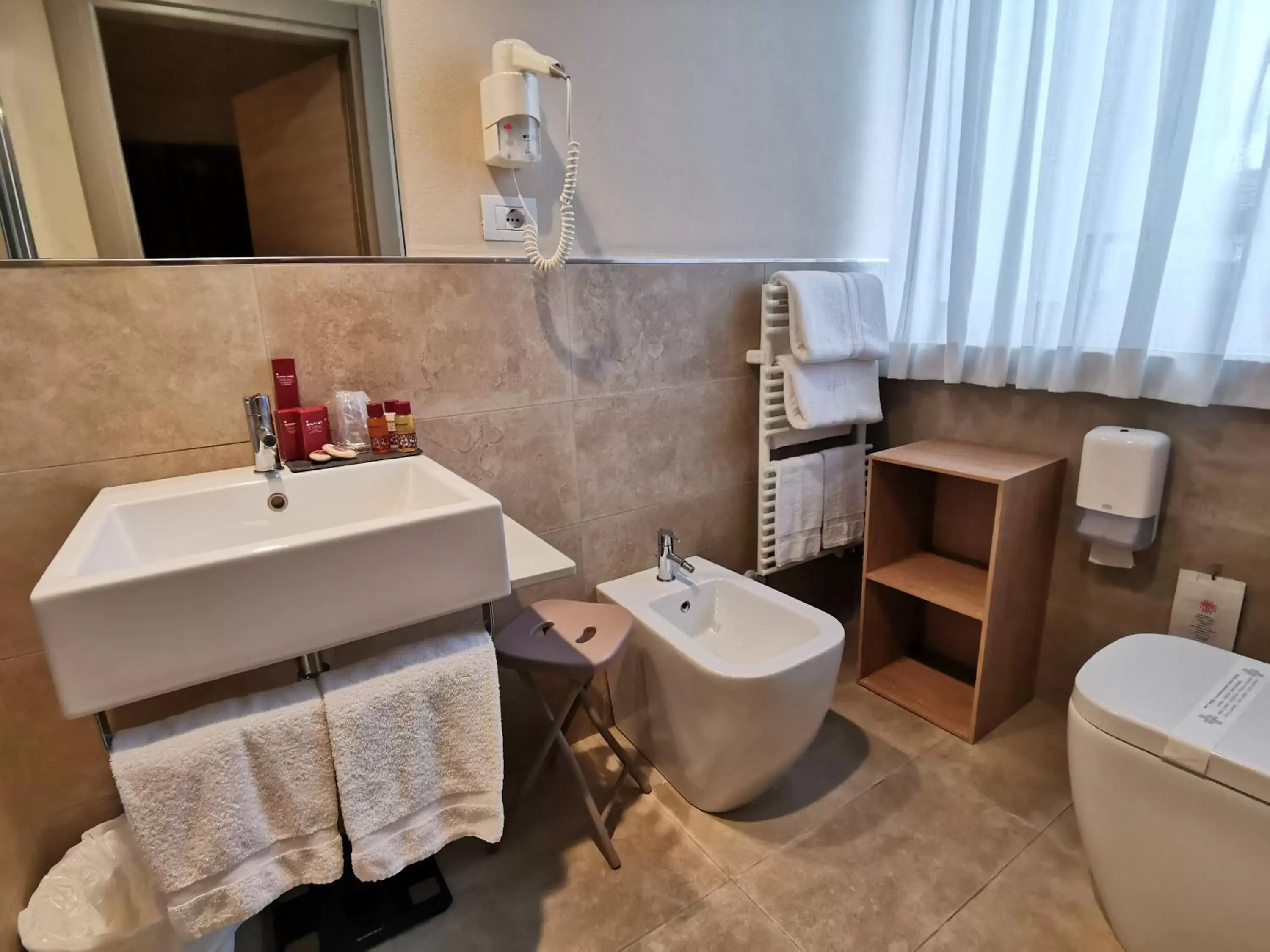 Bedroom, Bathroom in Hotel President