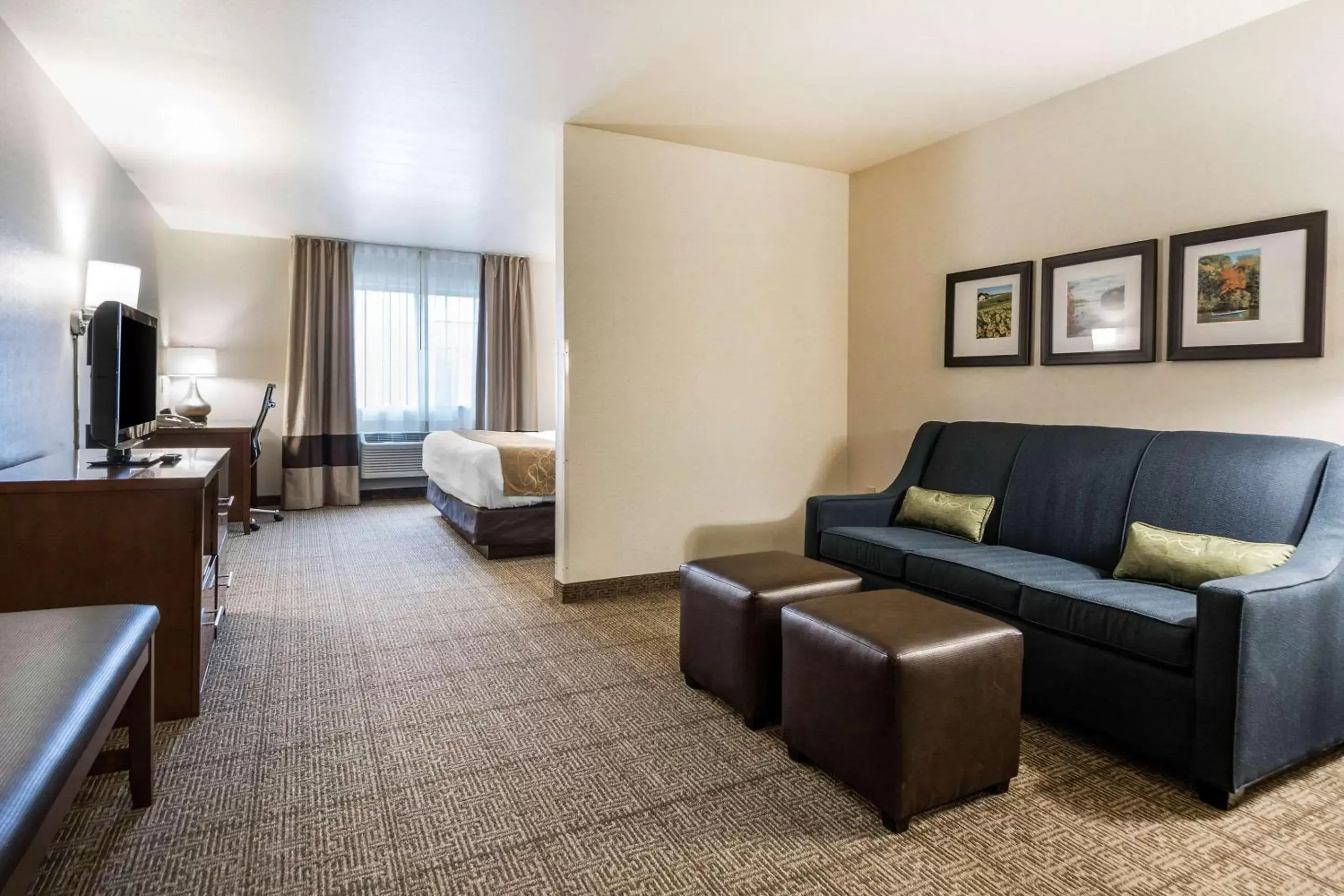 Bedroom, Seating Area in Comfort Suites at Par 4 Resort