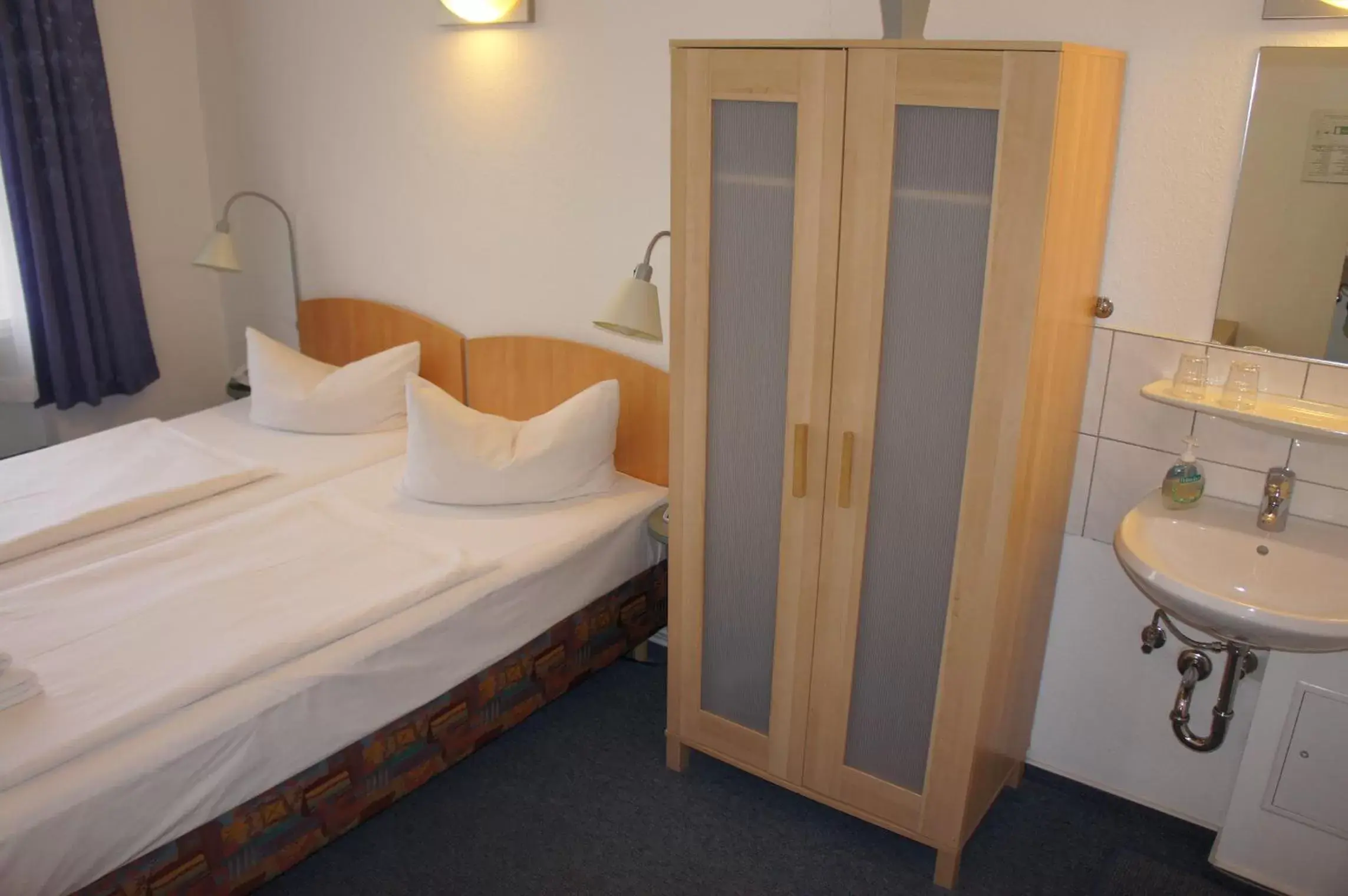 Bathroom, Bed in Hotel Seifert Berlin am Kurfürstendamm