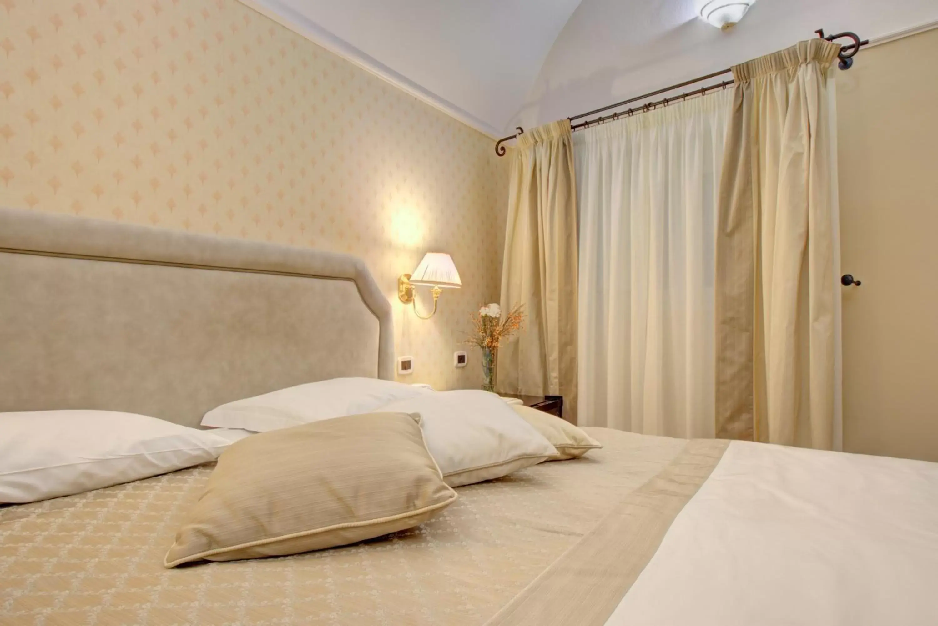 Bedroom, Bed in Hotel La Locanda