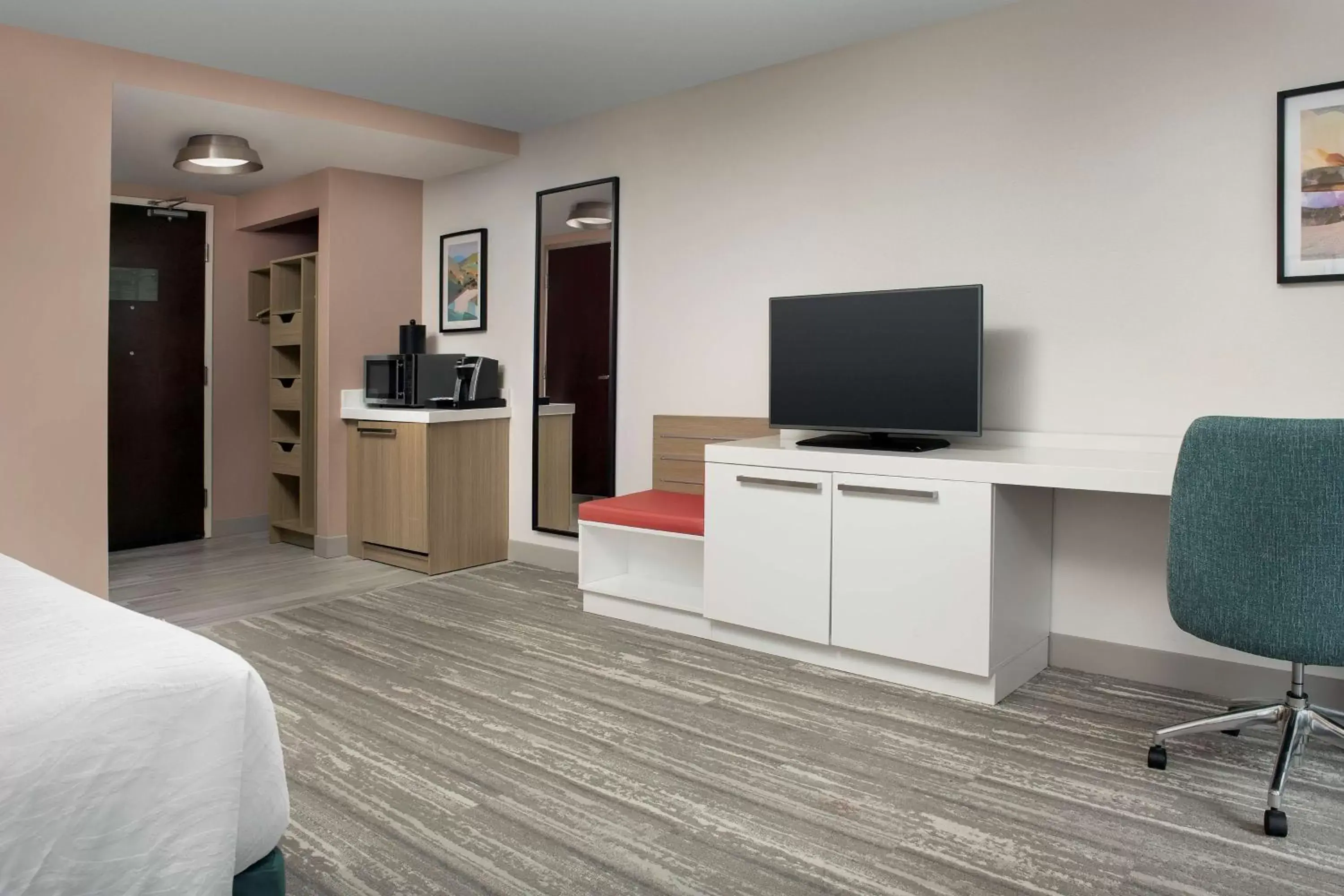 Bedroom, TV/Entertainment Center in Hilton Garden Inn Dallas/Duncanville