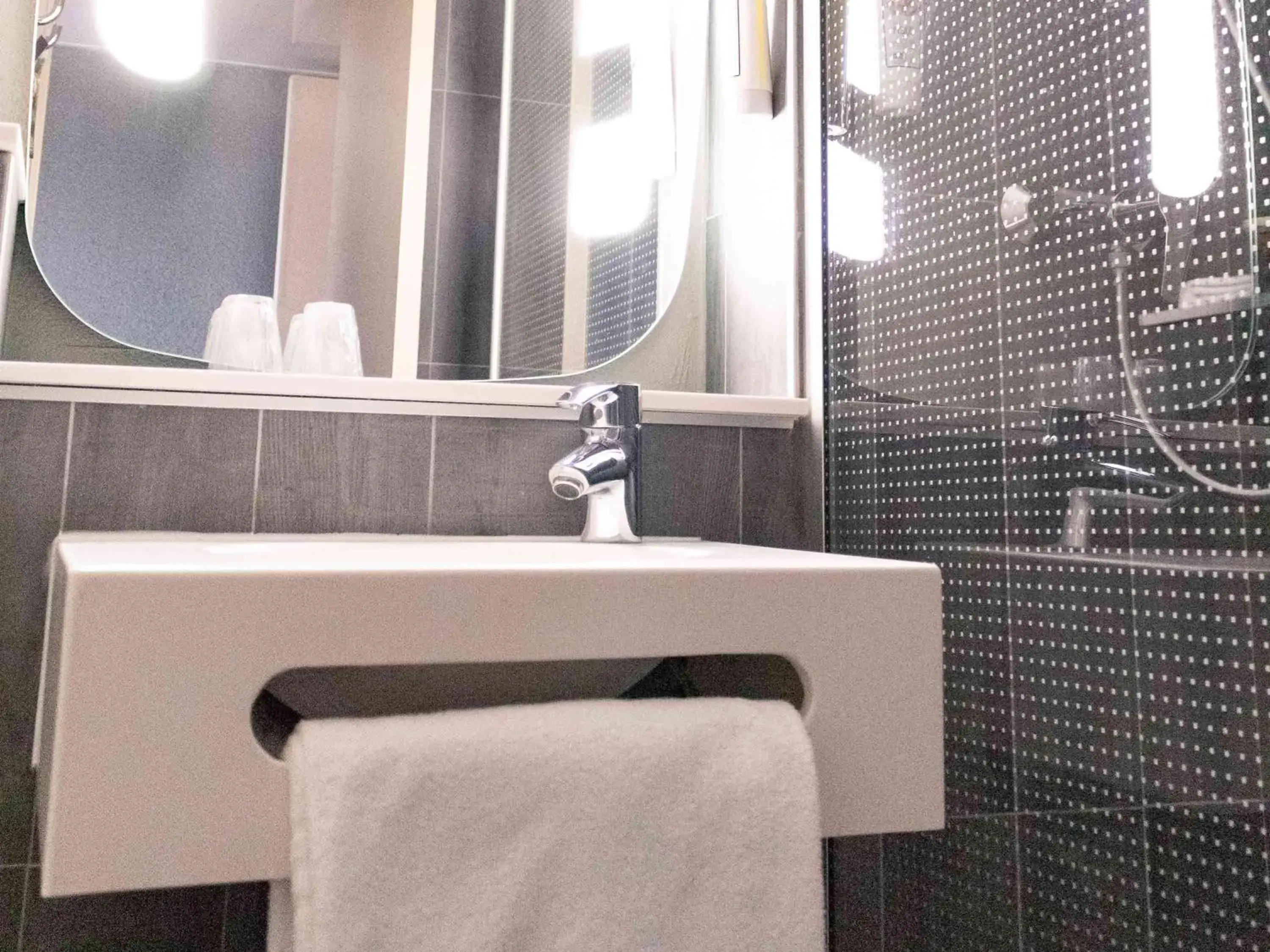 Photo of the whole room, Bathroom in ibis Paris Gennevilliers