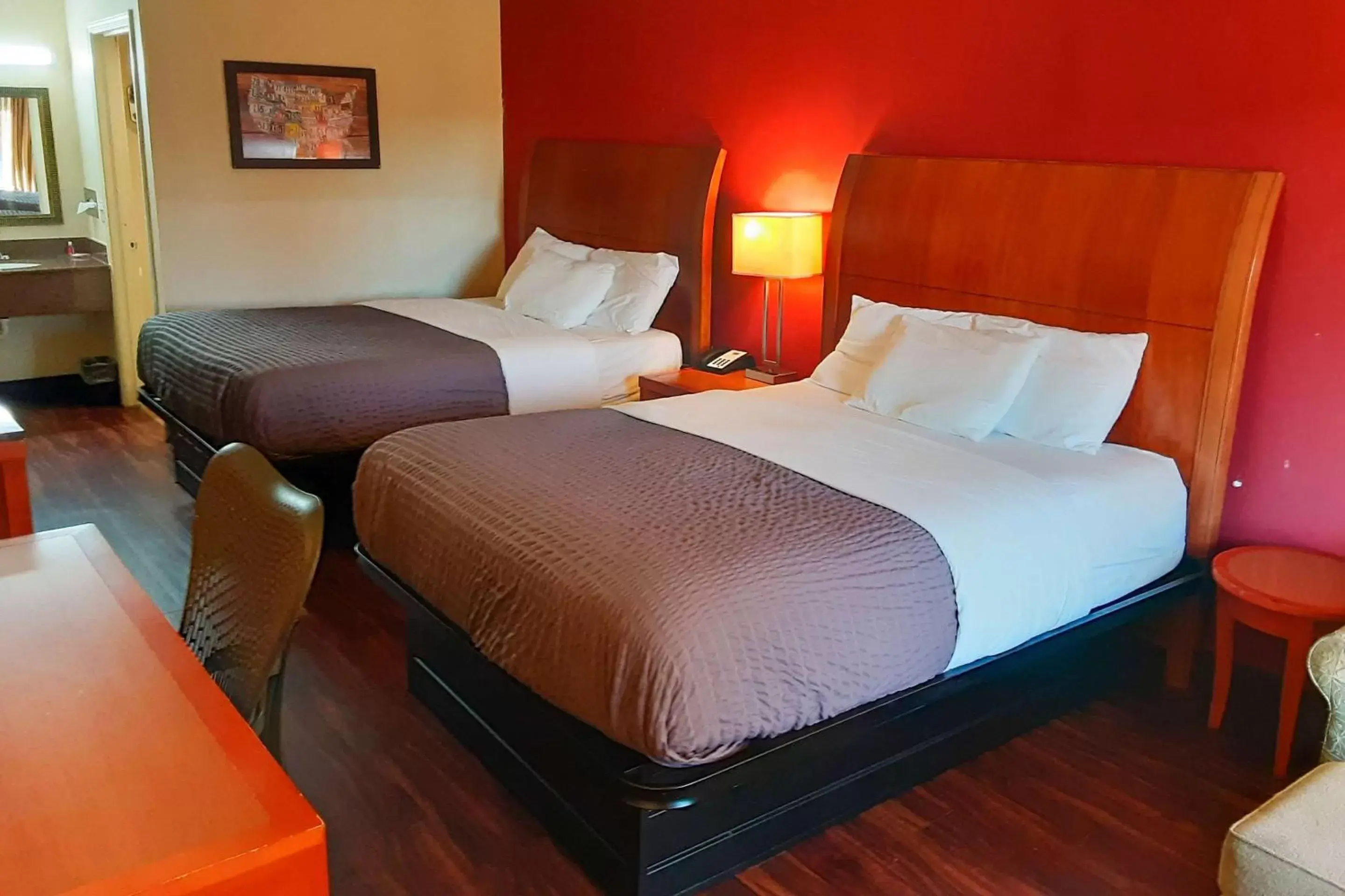 Bedroom, Bed in Econo Lodge Inn & Suites - Griffin