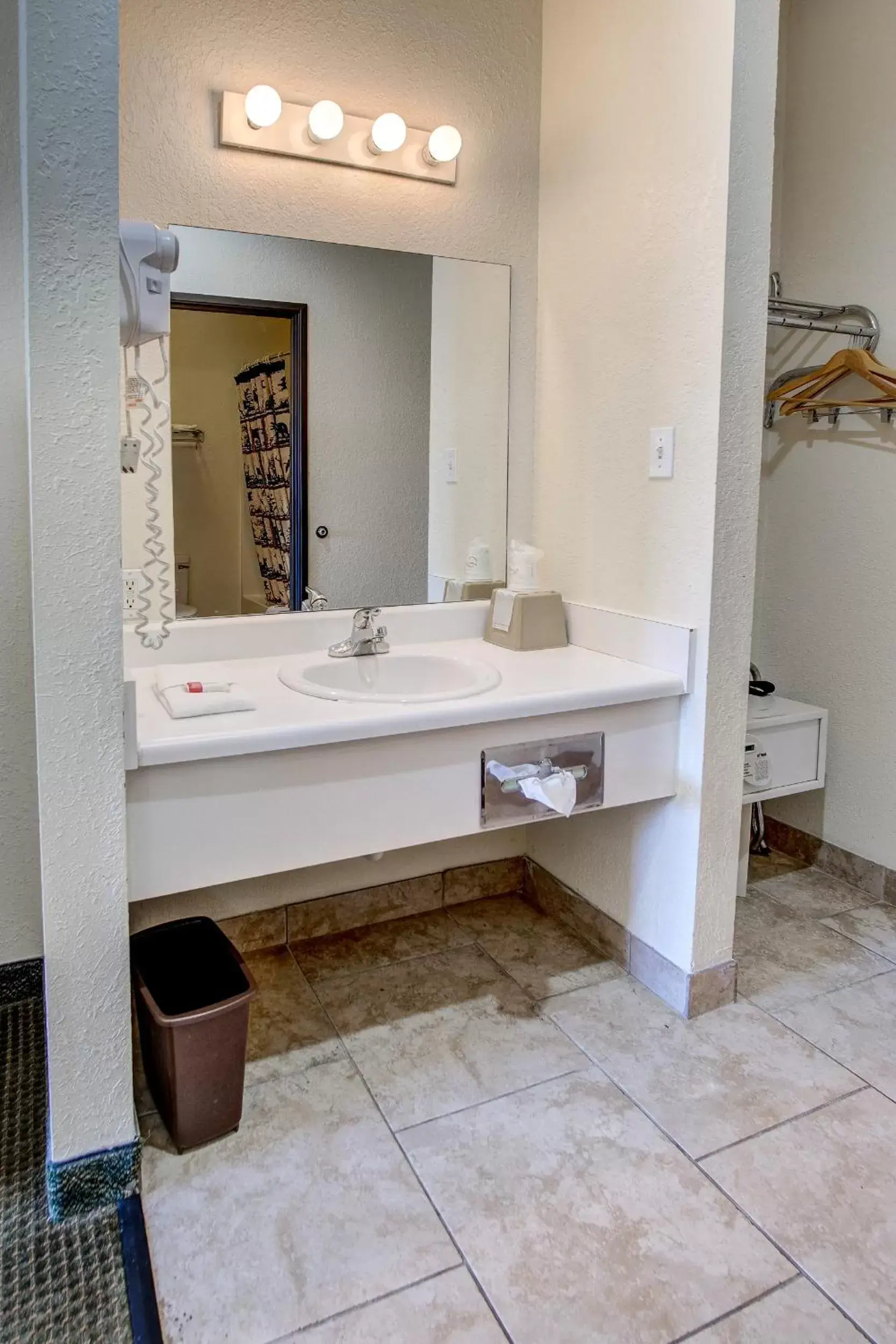 Bathroom in Booneslick Lodge - Neosho