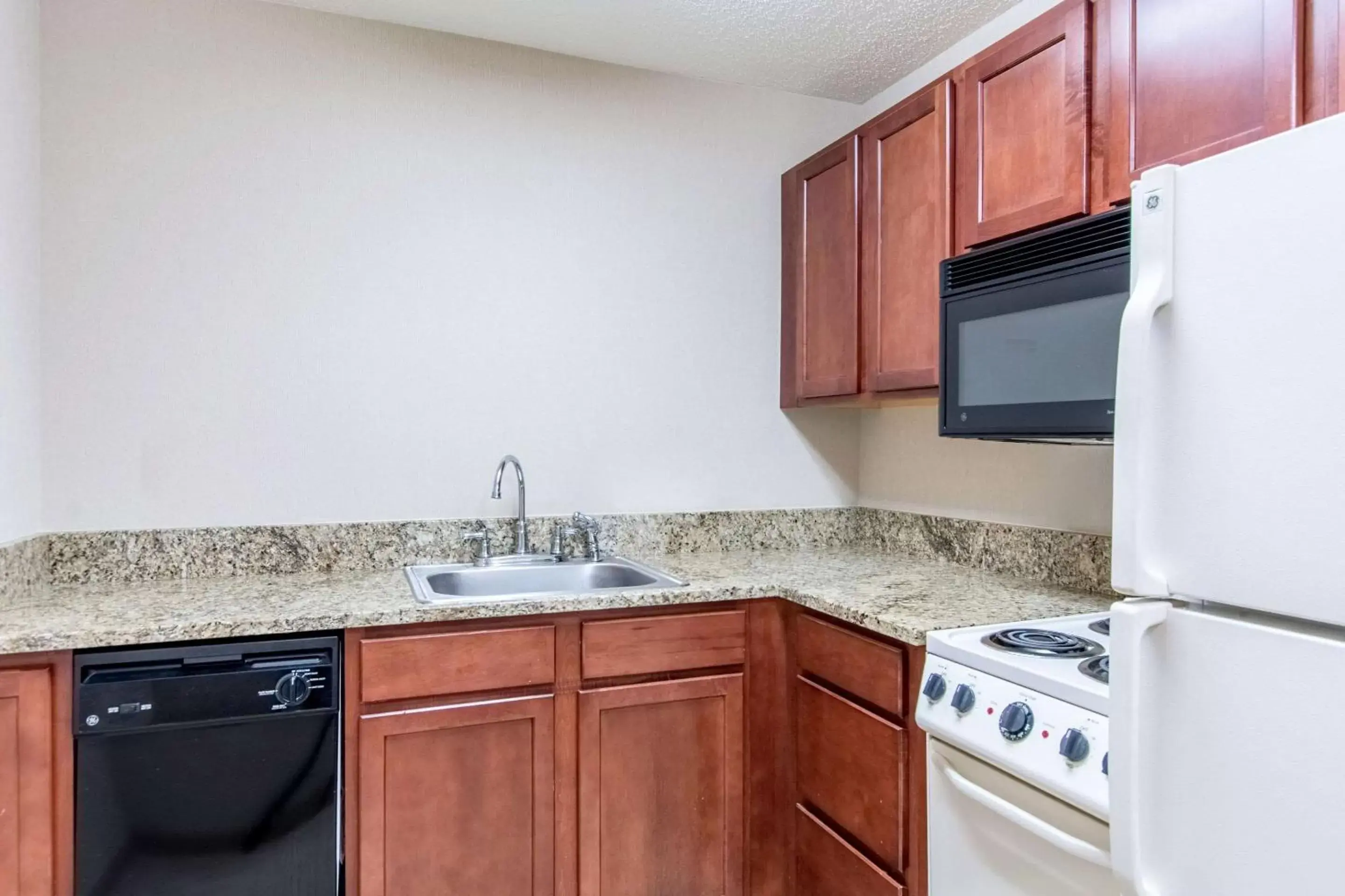 Photo of the whole room, Kitchen/Kitchenette in Comfort Inn East Evansville