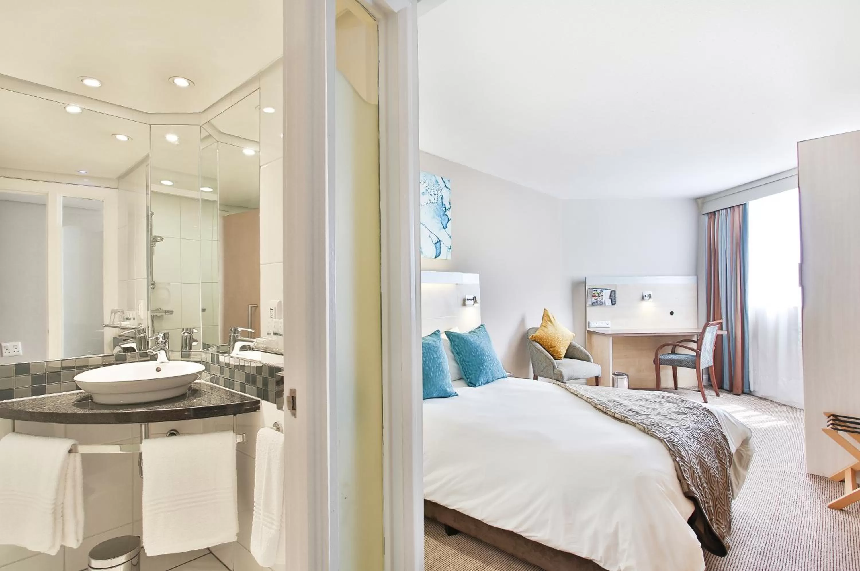 Bathroom, Bed in RH Hotel & Apartments - Pretoria