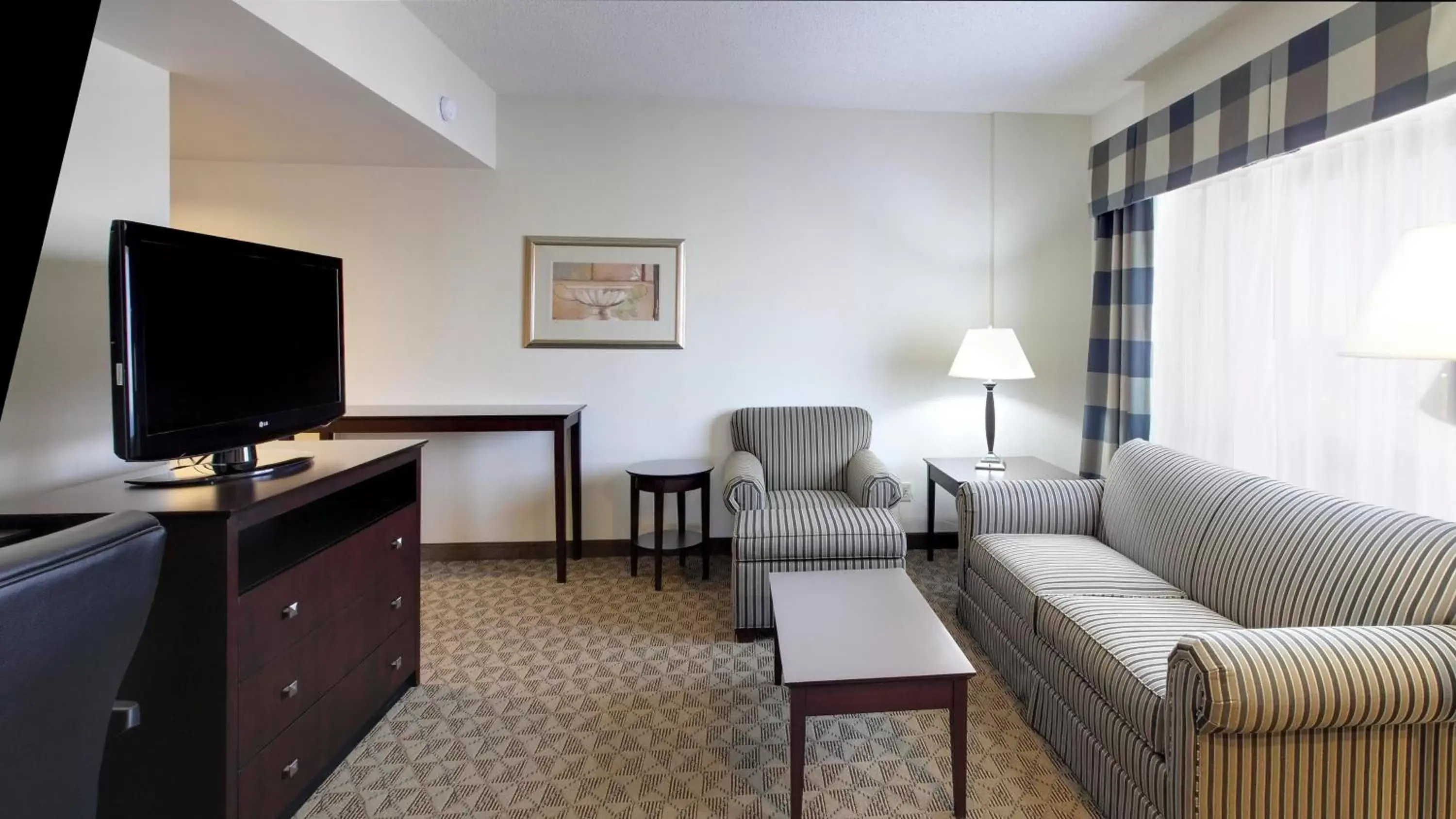 Photo of the whole room, Seating Area in Holiday Inn Springdale-Fayetteville Area, an IHG Hotel