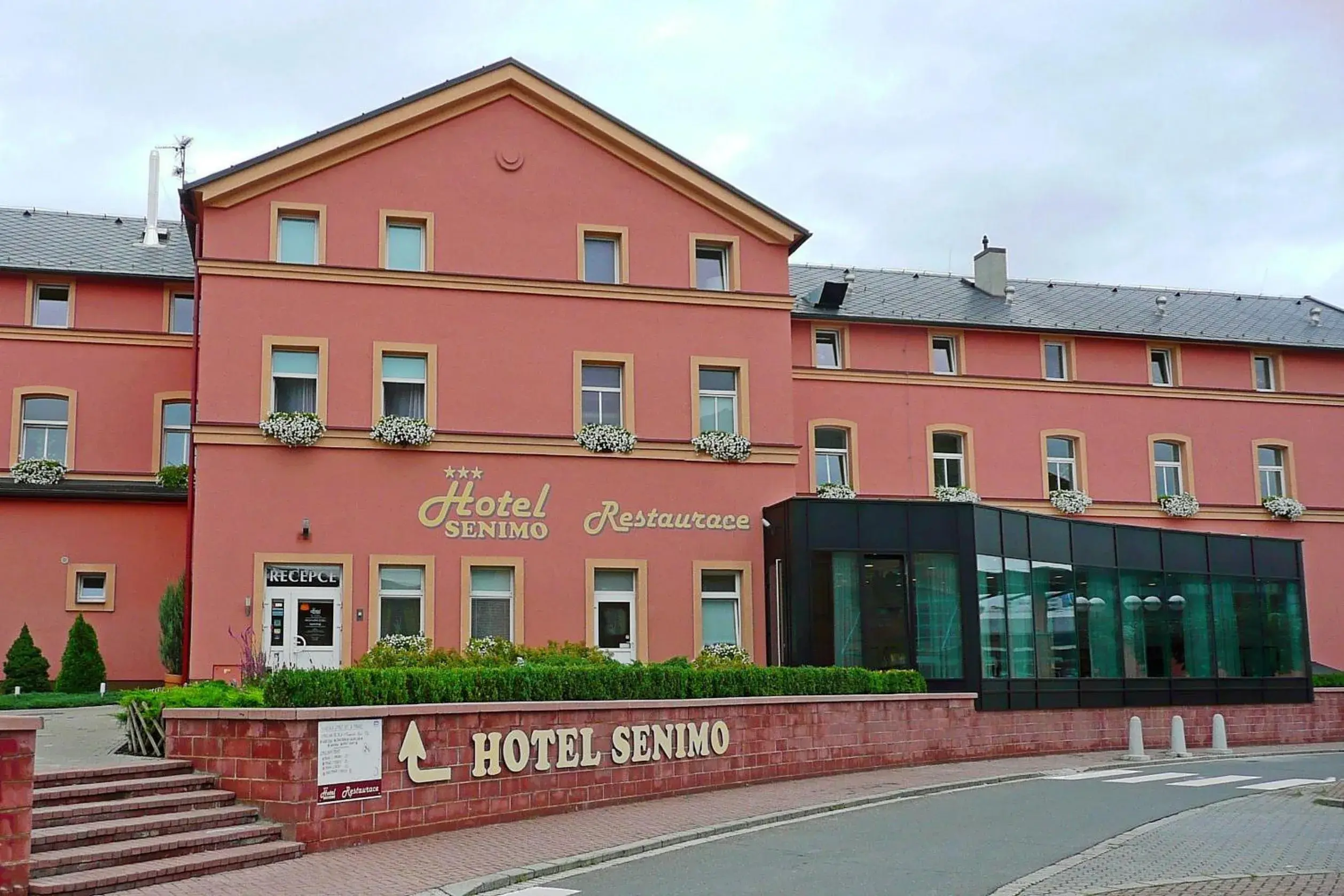 Facade/entrance in Hotel Senimo
