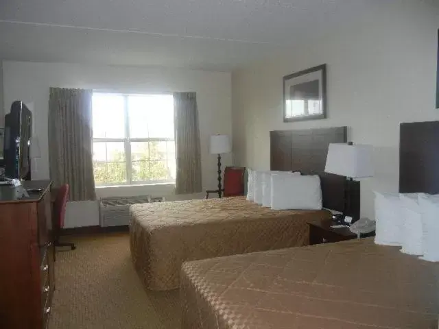 Bedroom, TV/Entertainment Center in The Landmark Inn