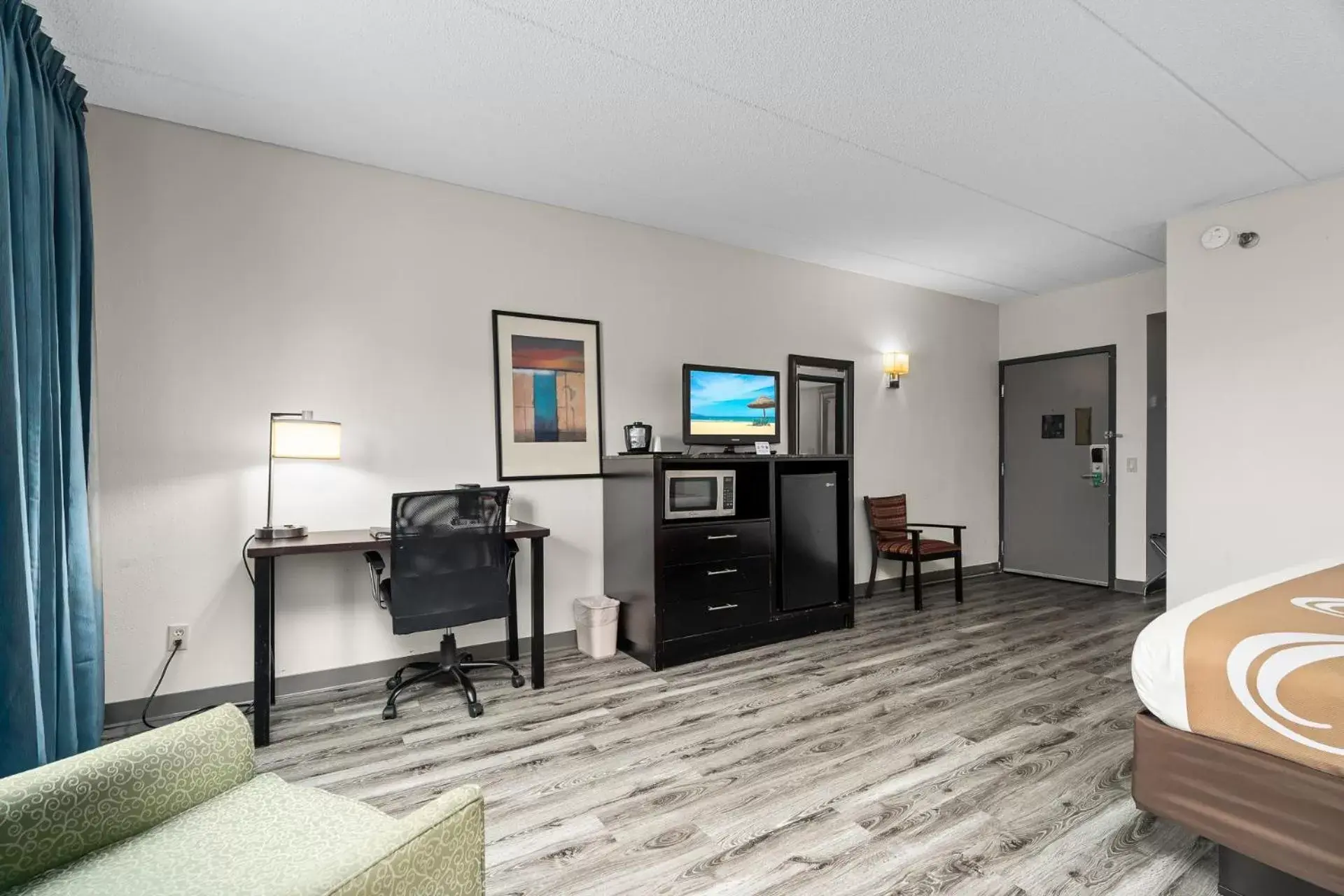 Seating area, TV/Entertainment Center in Quality Inn & Suites Mall of America - MSP Airport