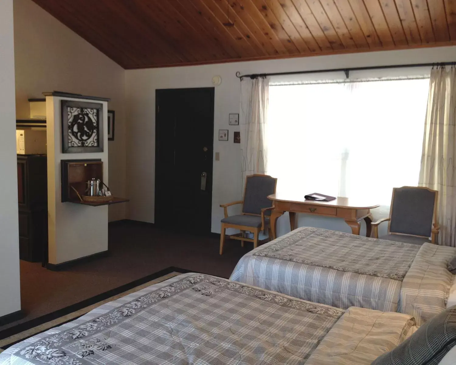 Bedroom in Vinehurst Inn & Suites Bedroom in Vinehurst Inn & Suites