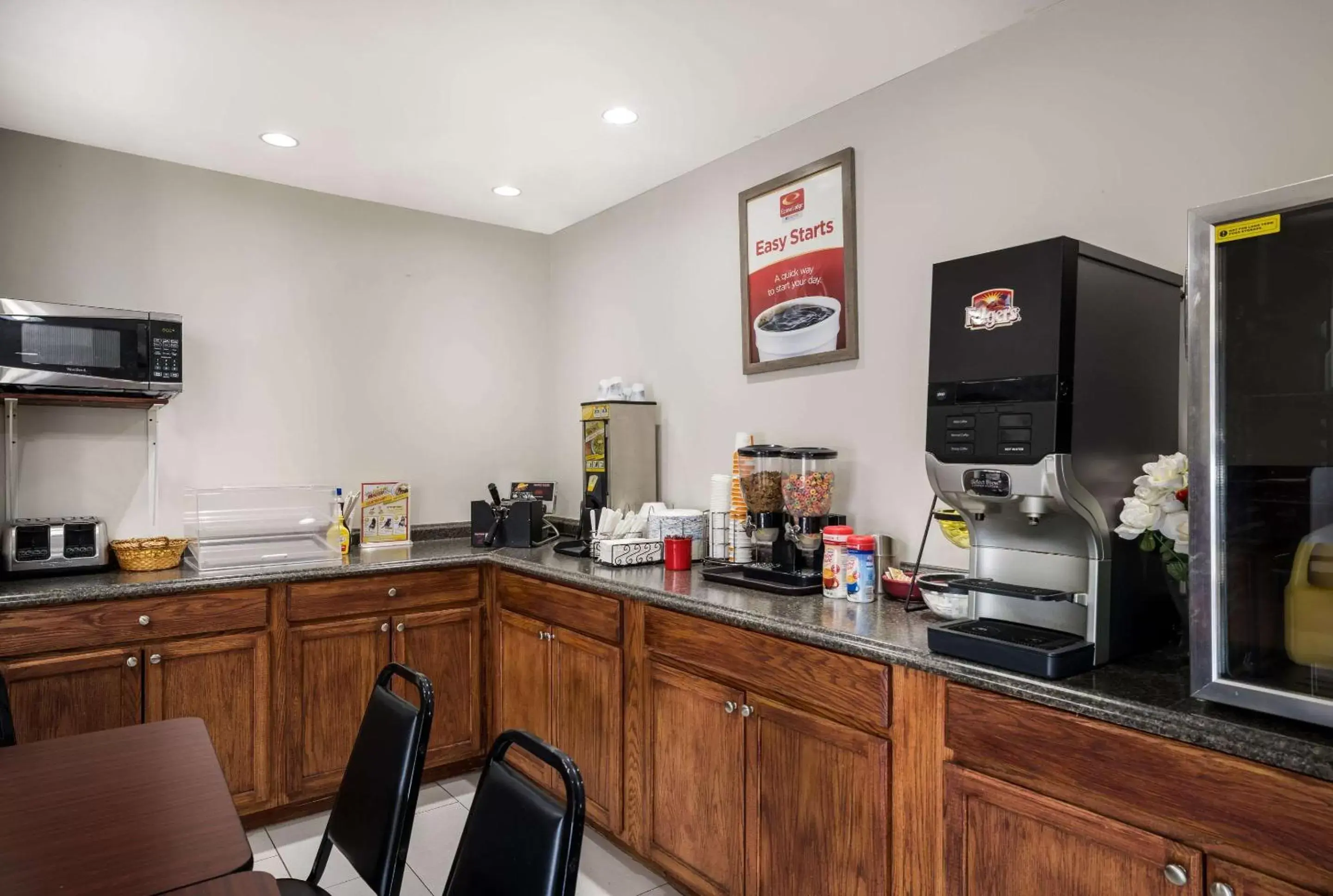 Breakfast, Kitchen/Kitchenette in Econo Lodge Inn & Suites Canandaigua