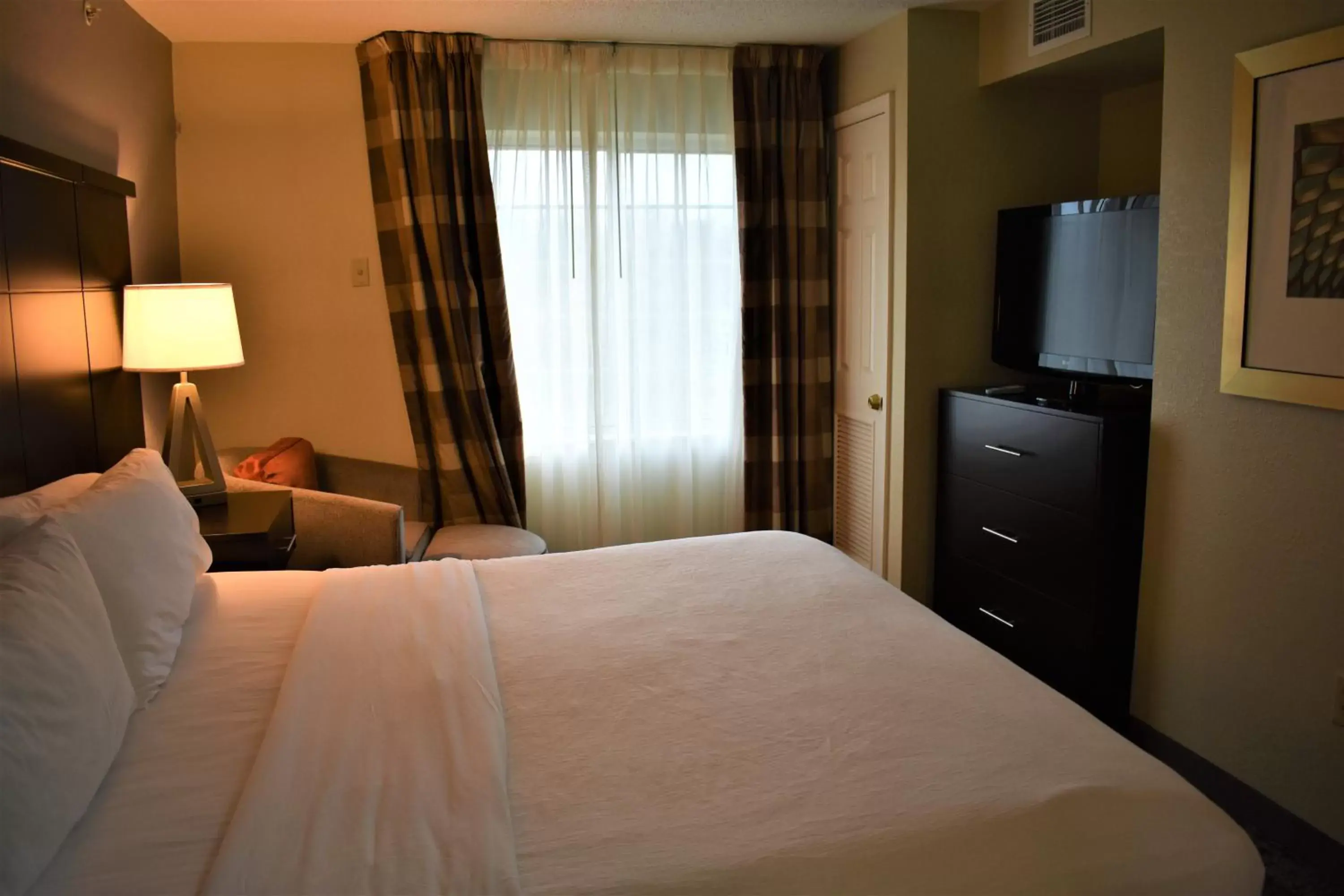 Bed in Staybridge Suites Cranbury - South Brunswick, an IHG Hotel