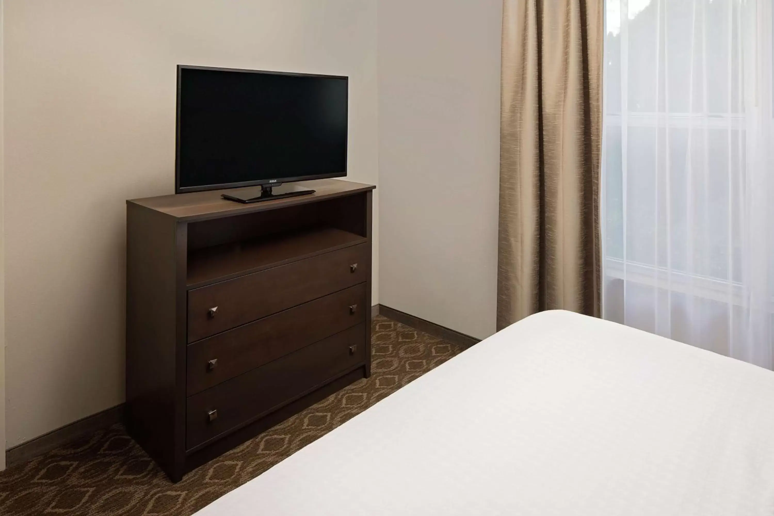 Bedroom, TV/Entertainment Center in Homewood Suites by Hilton Cleveland-Solon