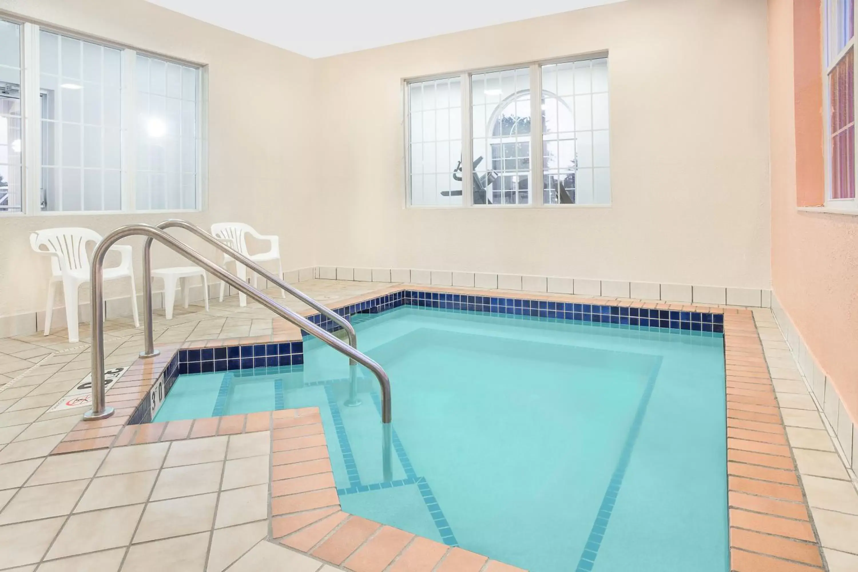 Hot Tub, Swimming Pool in Microtel Inn and Suites by Wyndham Appleton