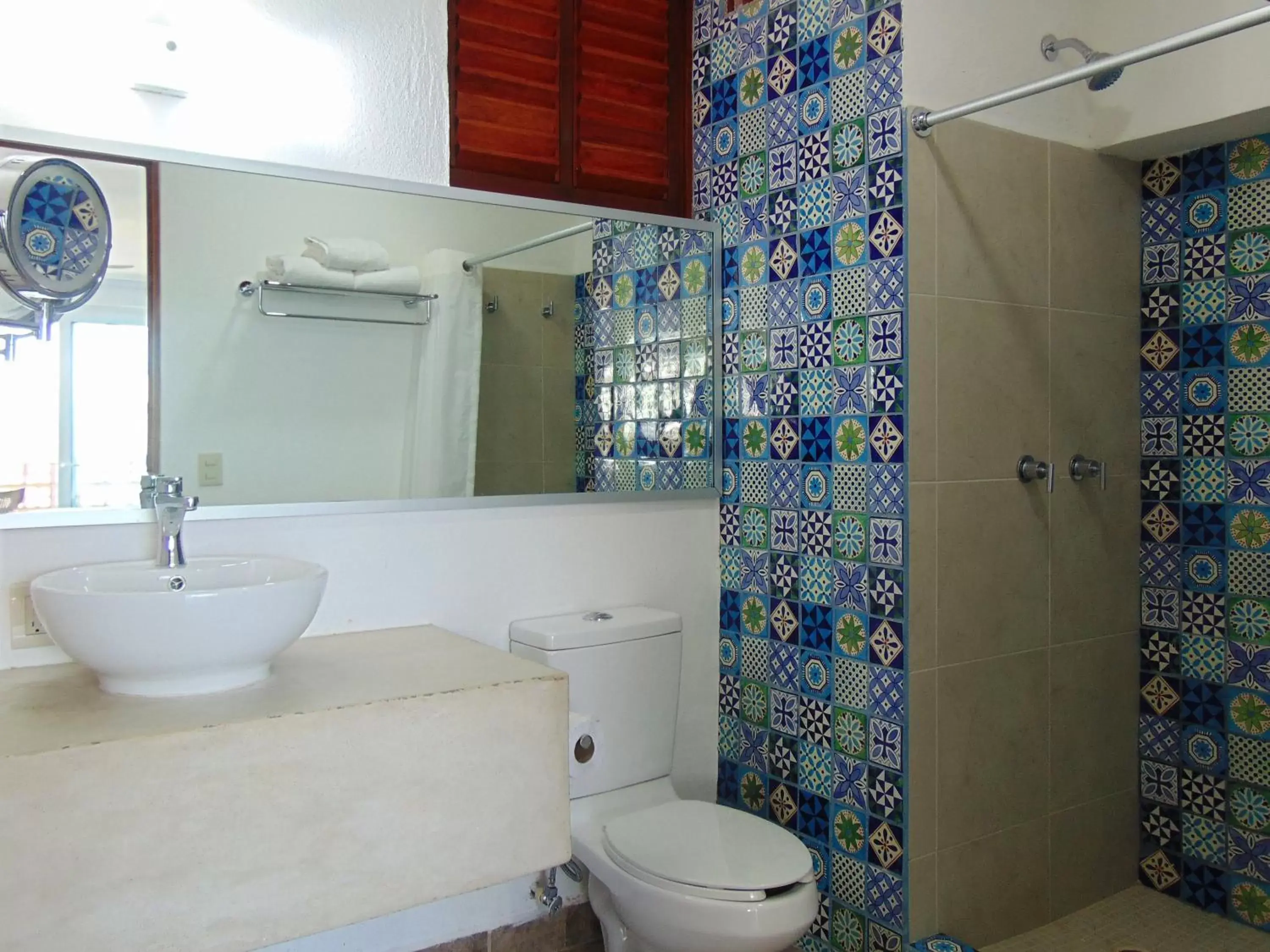 Property building, Bathroom in Hotel Rosita