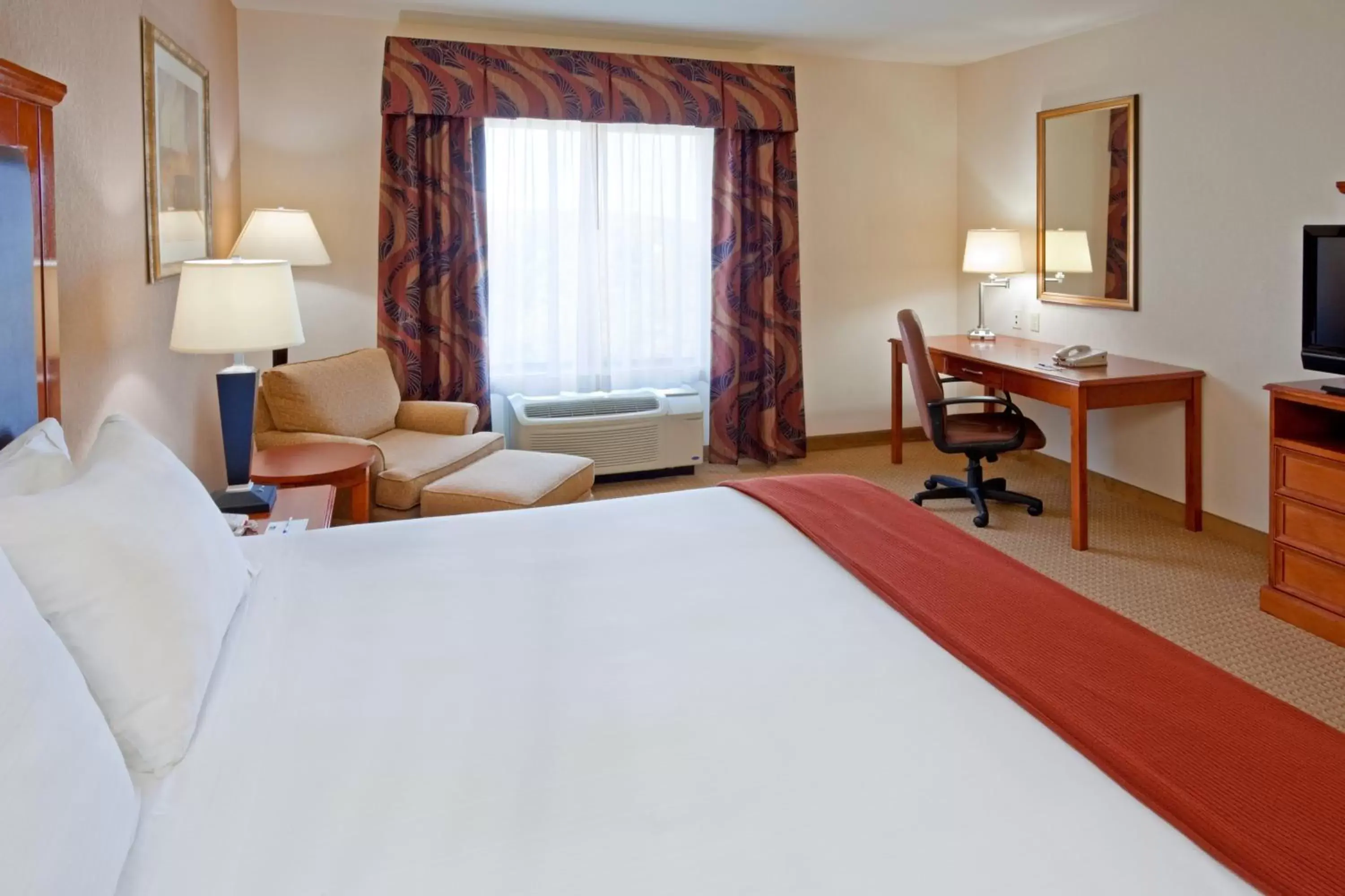 Photo of the whole room, Bed in Holiday Inn Express & Suites Albany Airport Area - Latham, an IHG Hotel