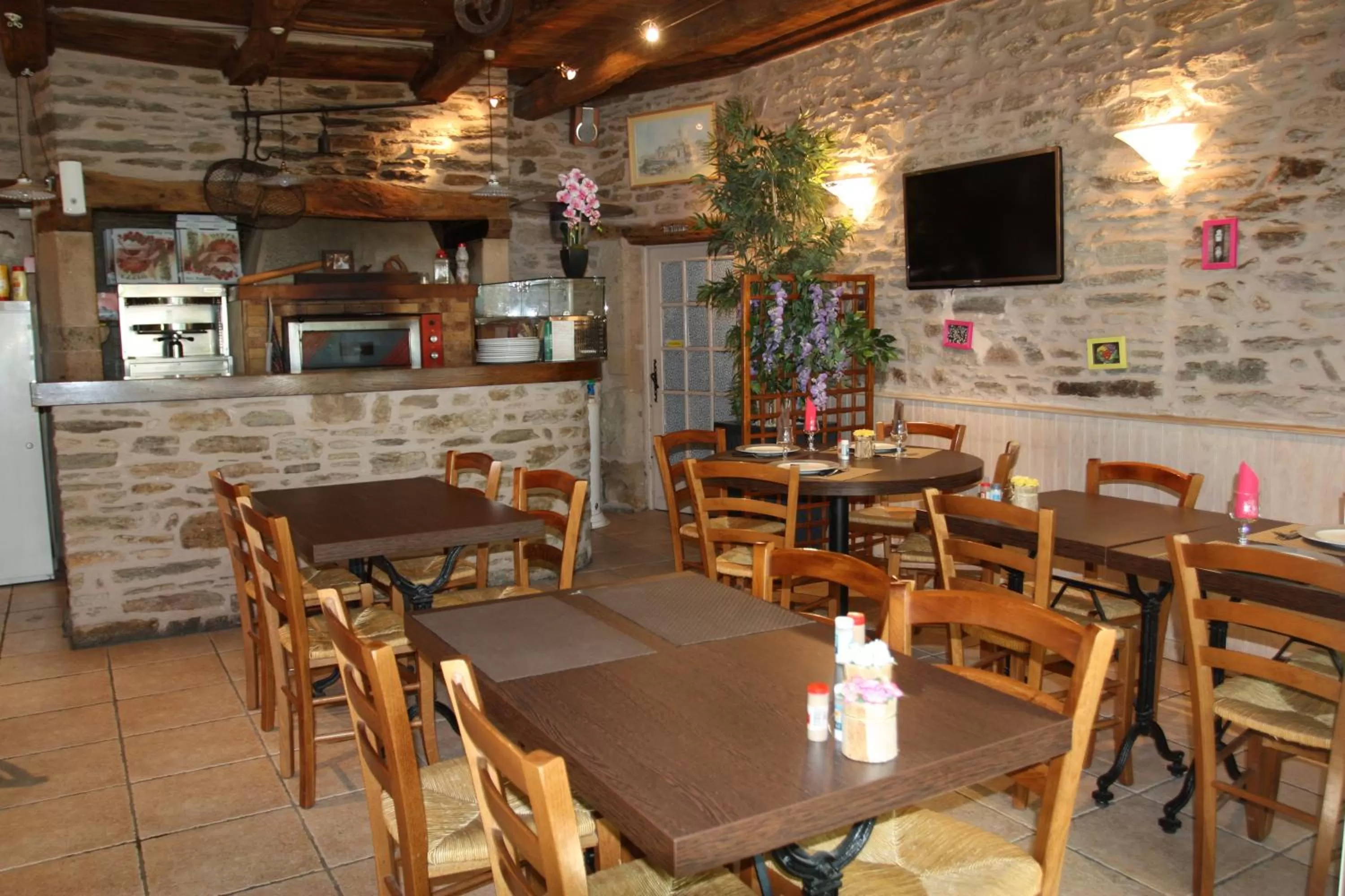 Restaurant/places to eat in Hôtel Les Tilleuls de Pareloup à Salles-Curan