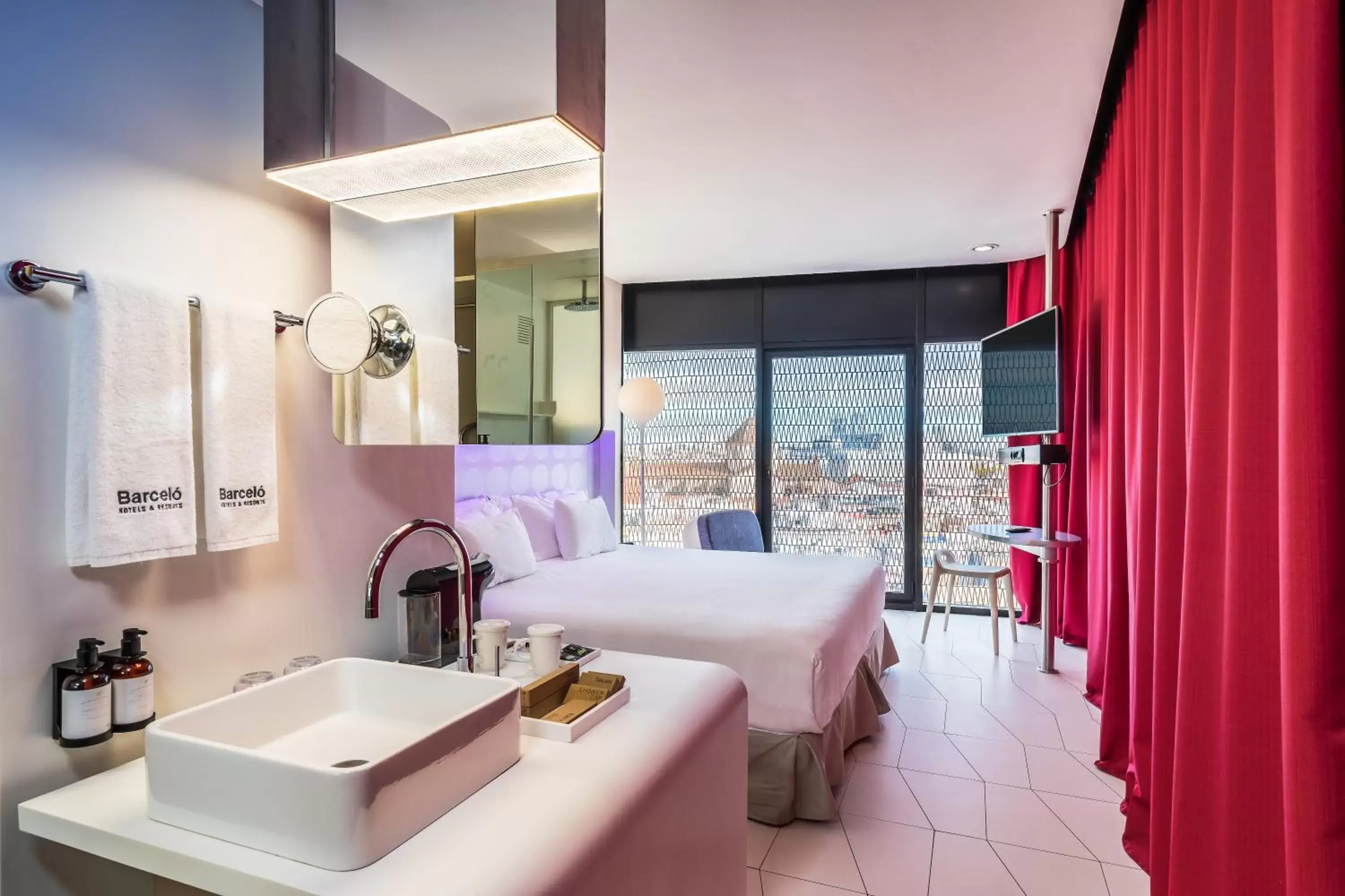 Bedroom, Bathroom in Barceló Raval