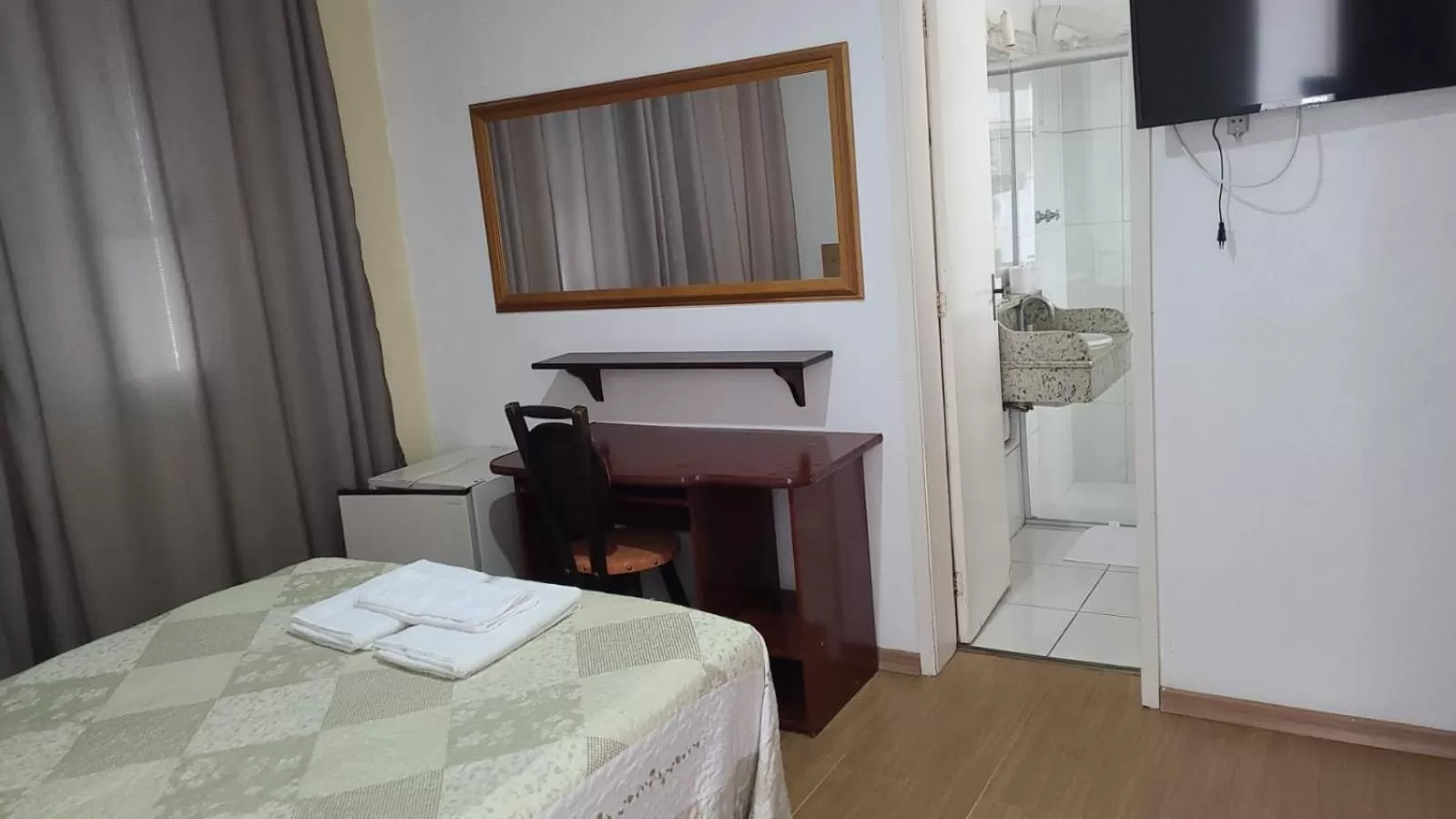 Bed, TV/Entertainment Center in Taufik Hotel