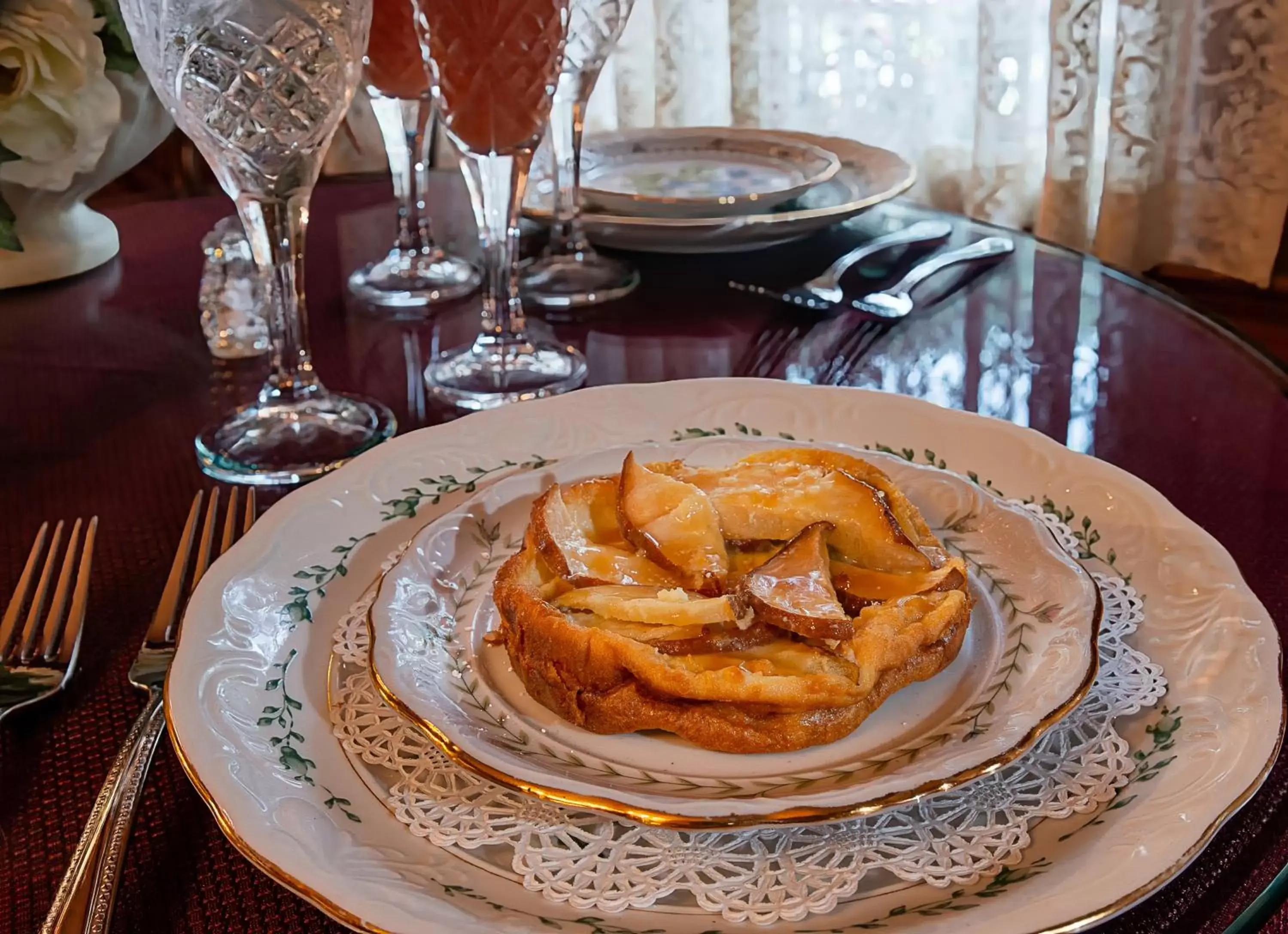 Breakfast in Cedar House Inn