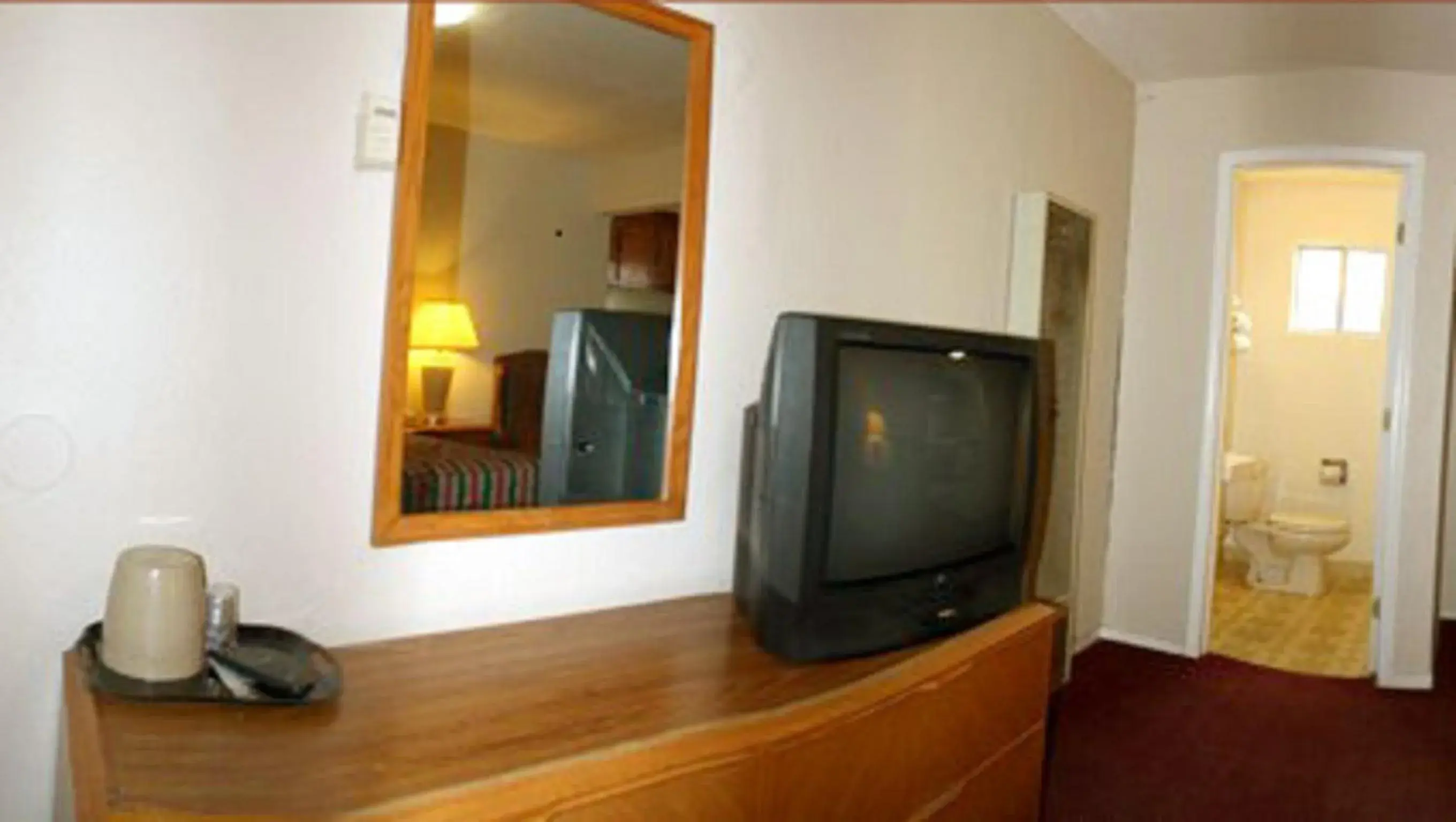 TV and multimedia, TV/Entertainment Center in Sunset Inn and Suites West Sacramento