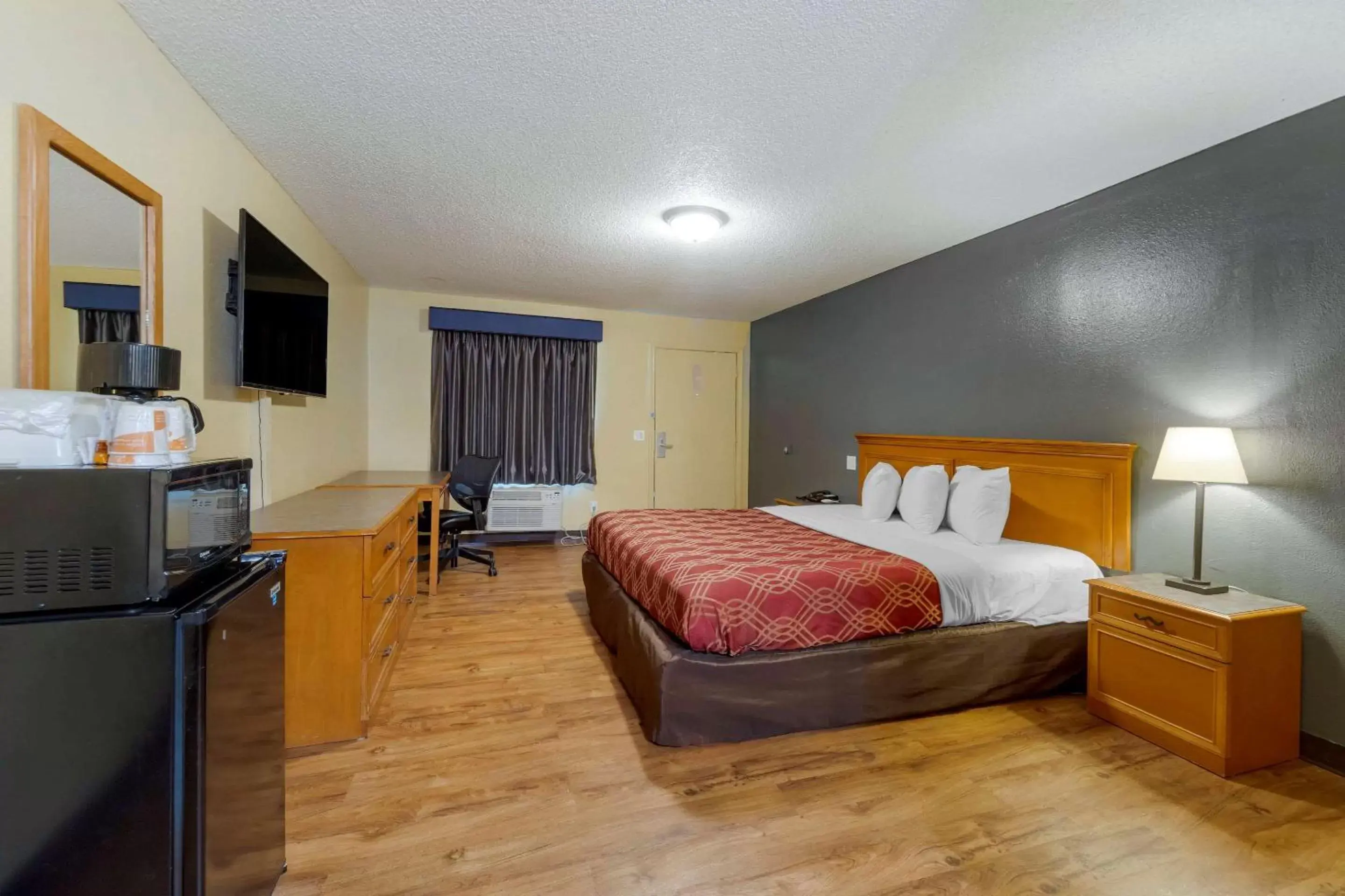 Photo of the whole room in Econo Lodge Pryor
