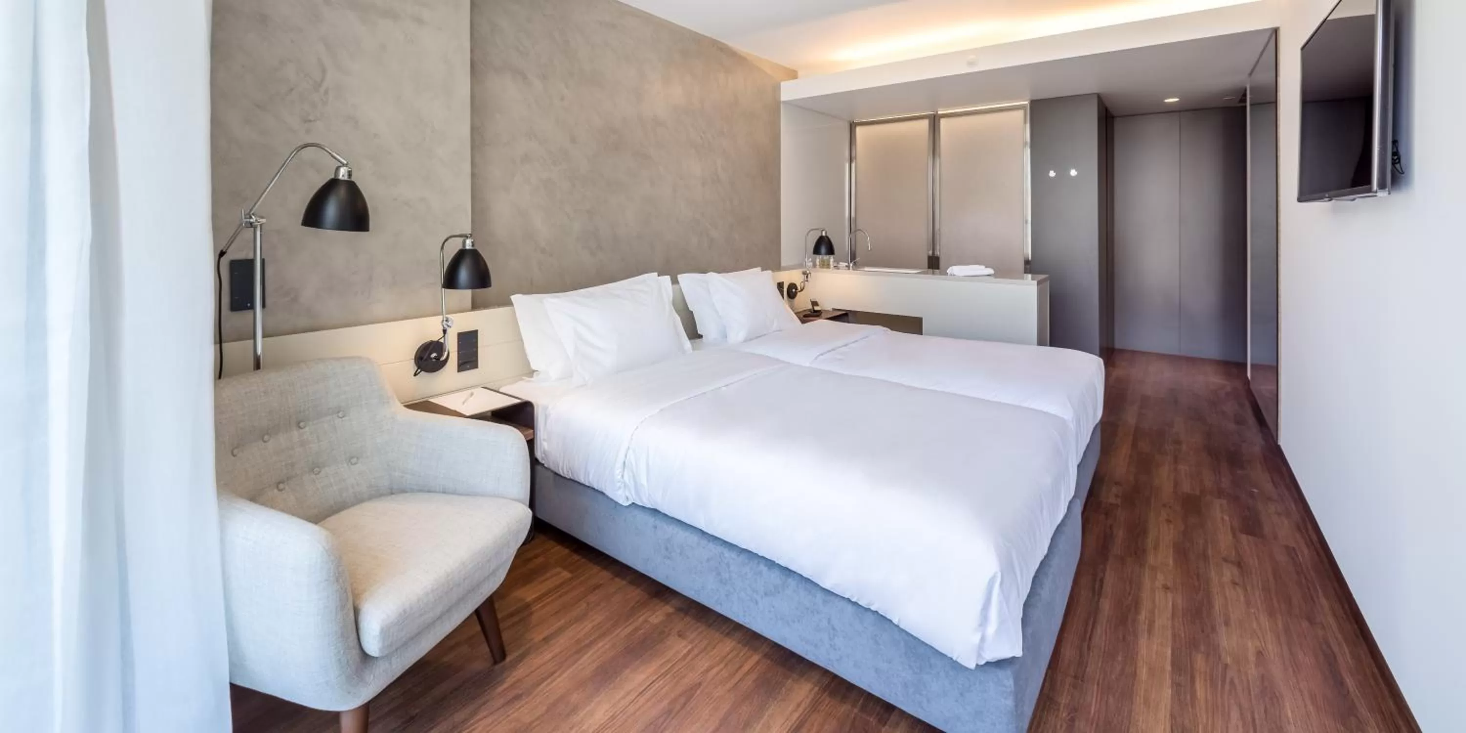 Photo of the whole room, Bed in Lux Lisboa Park