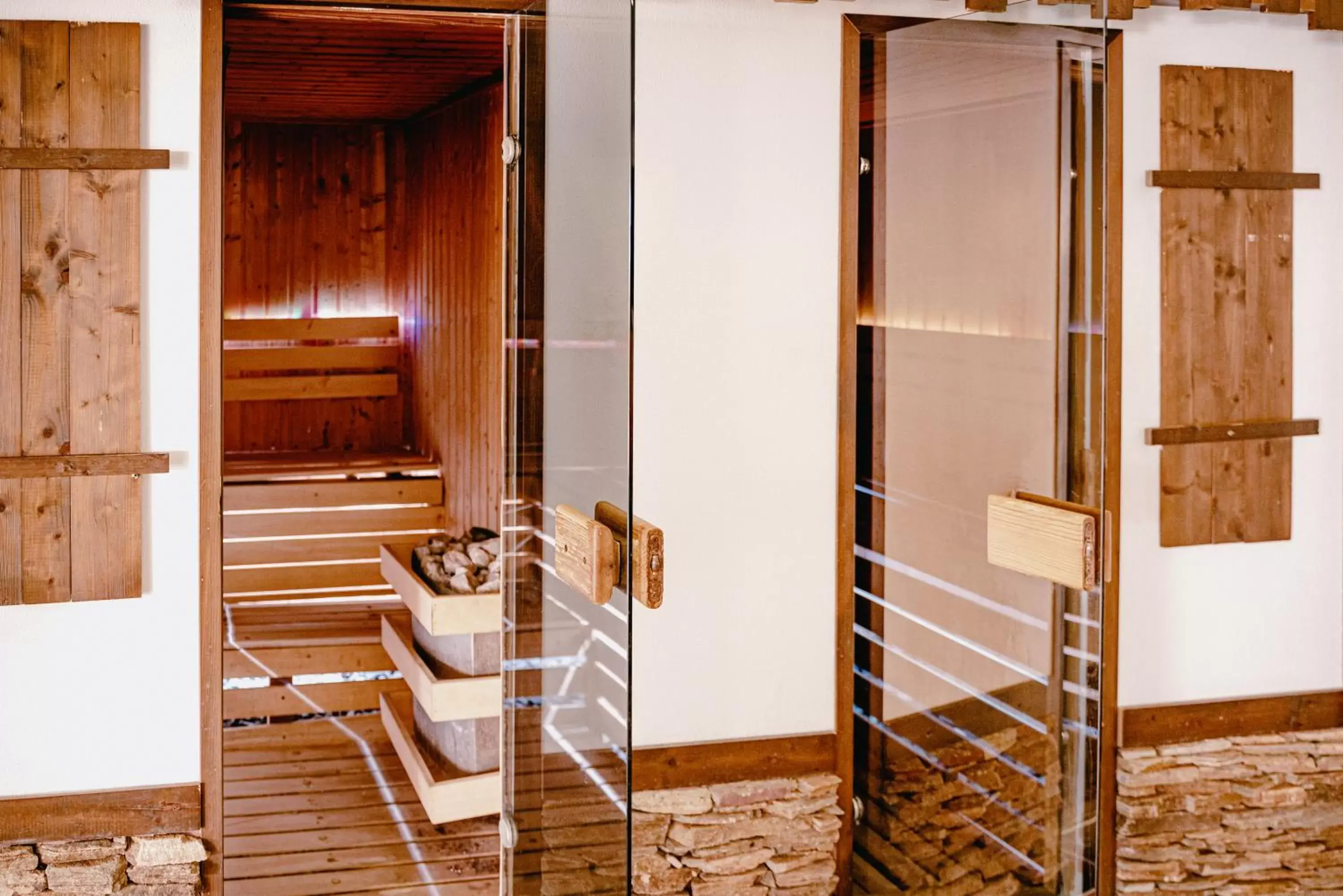 Sauna, Dining Area in Hotel Carpathia
