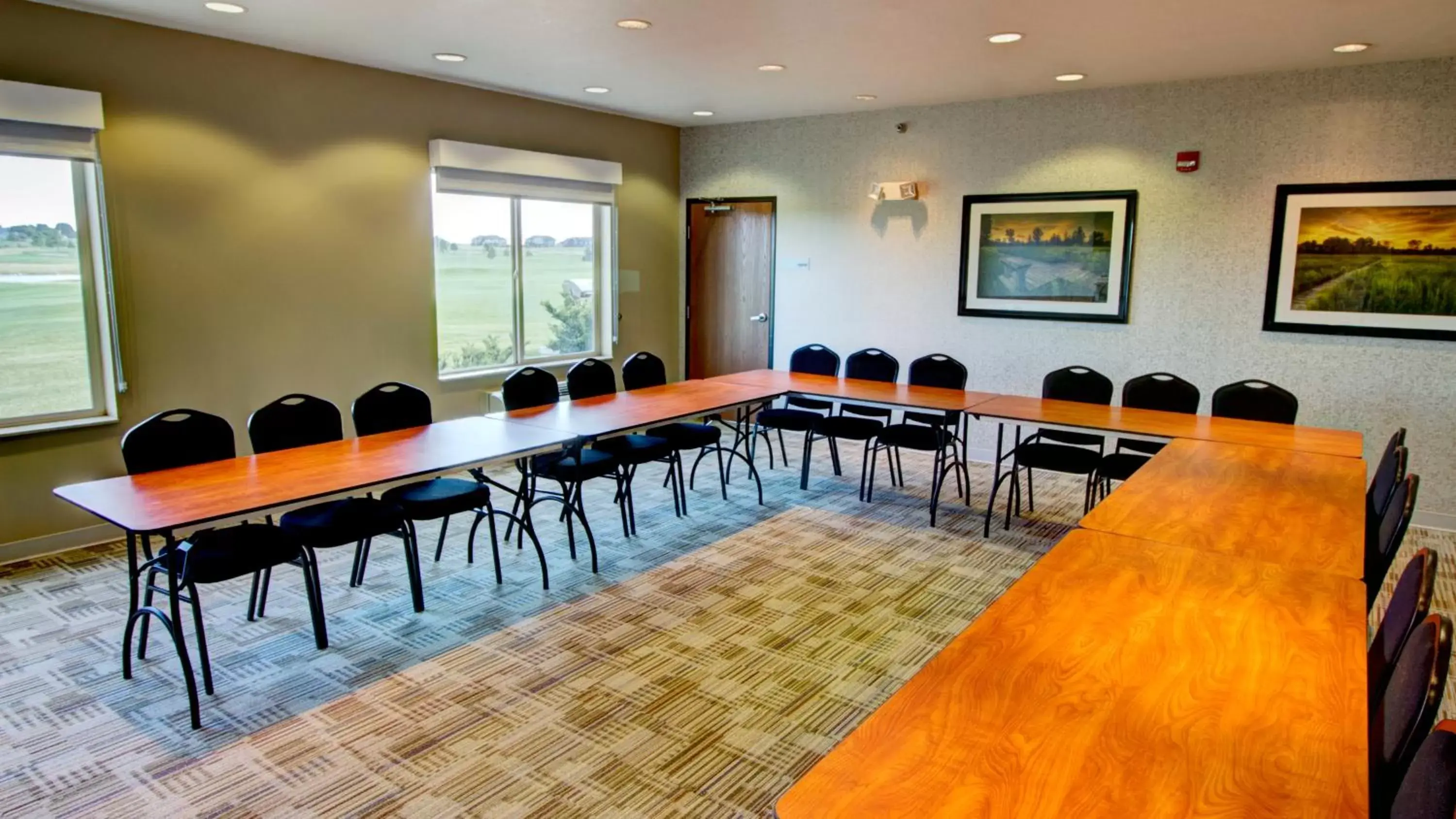 Meeting/conference room in Holiday Inn Express & Suites Sioux Center, an IHG Hotel