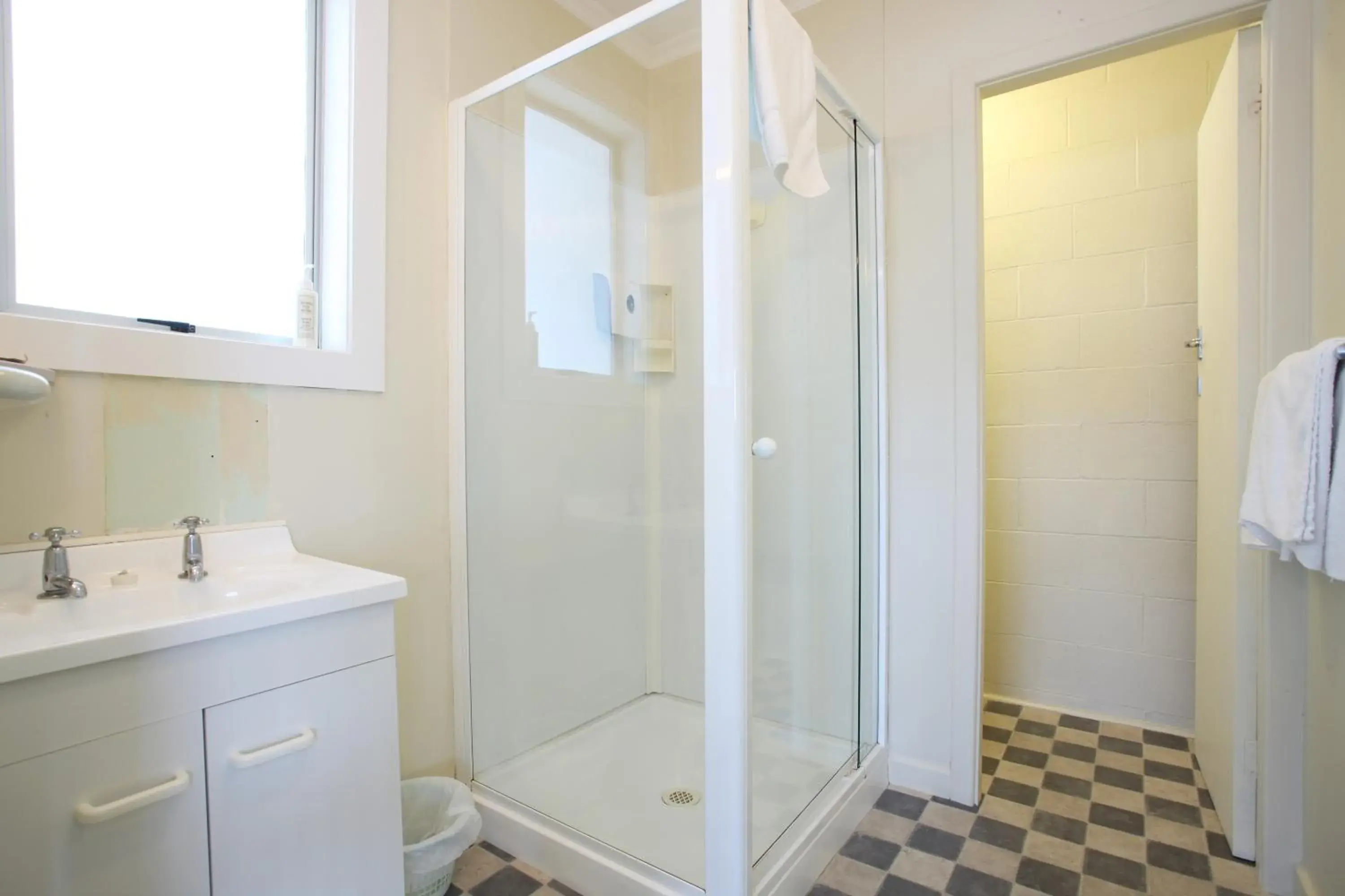 Shower, Bathroom in Queens Park Motels