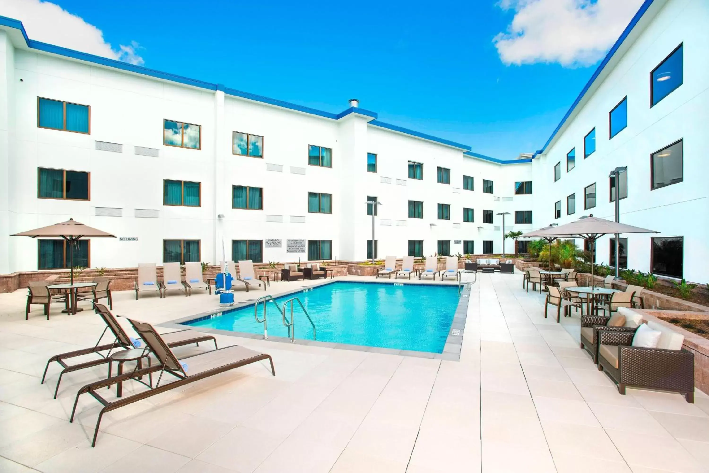 Swimming Pool in Courtyard by Marriott Redwood City