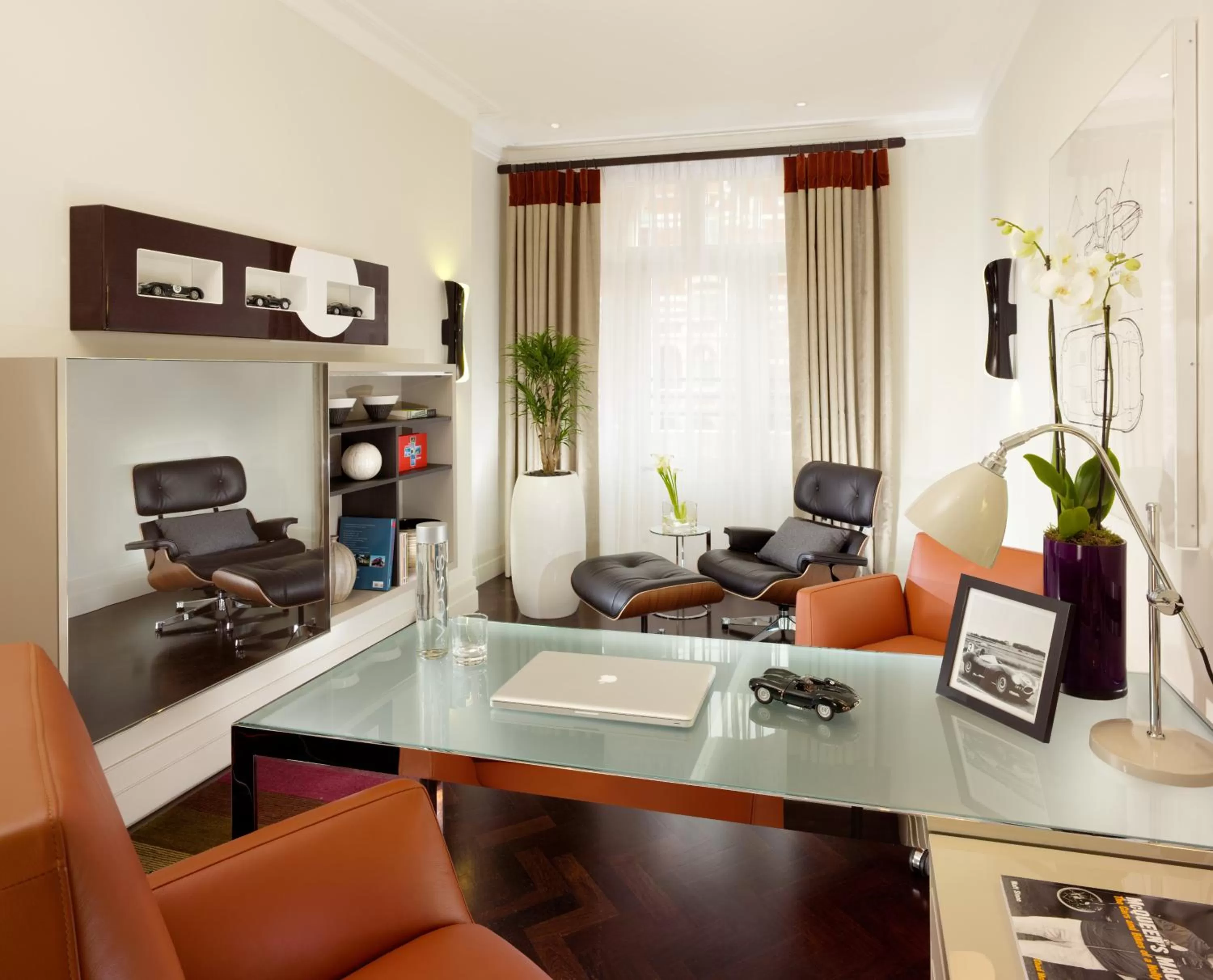 Library in Taj 51 Buckingham Gate Suites and Residences