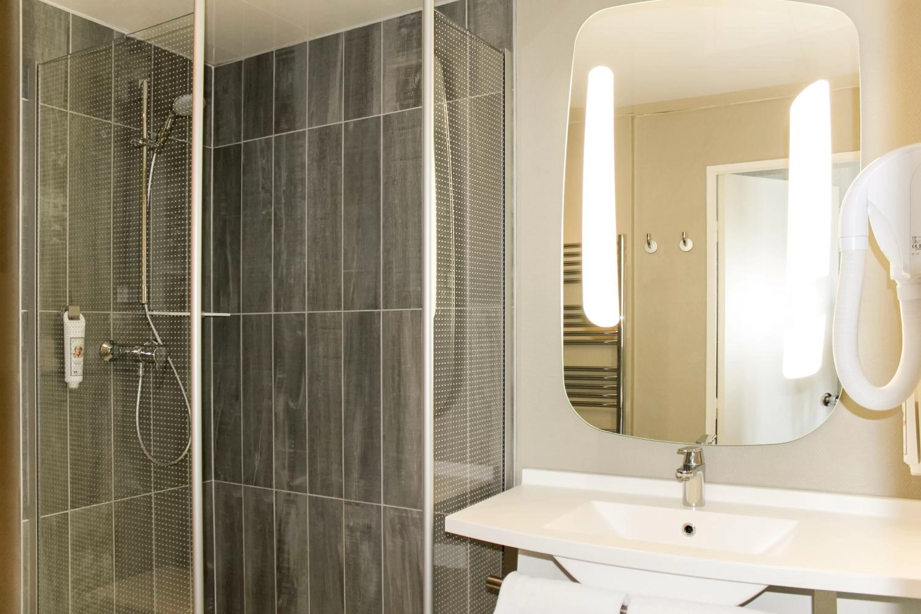 Shower in ibis Creil Sur Oise
