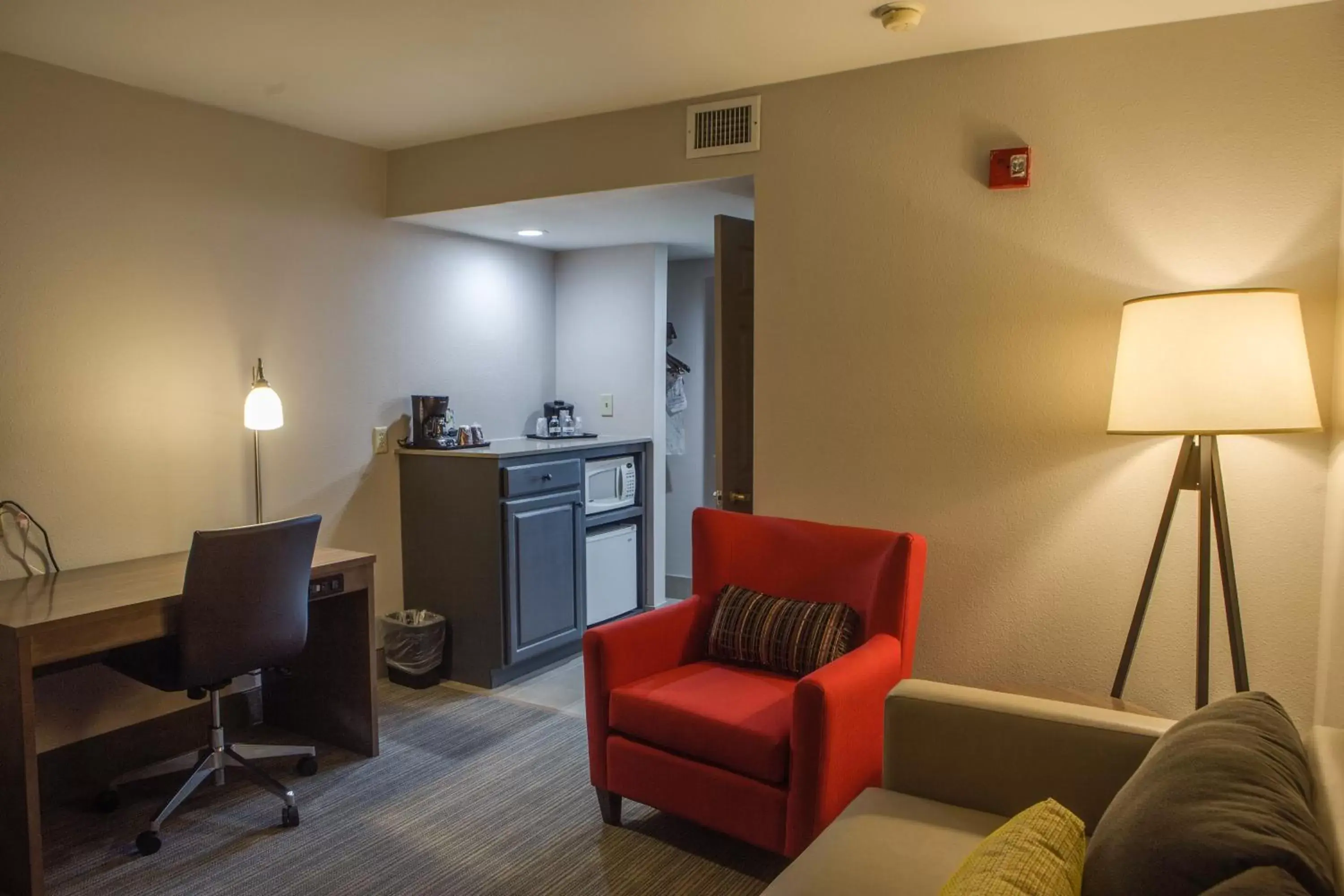 Kitchen or kitchenette, Seating Area in Country Inn & Suites by Radisson, Harlingen, TX