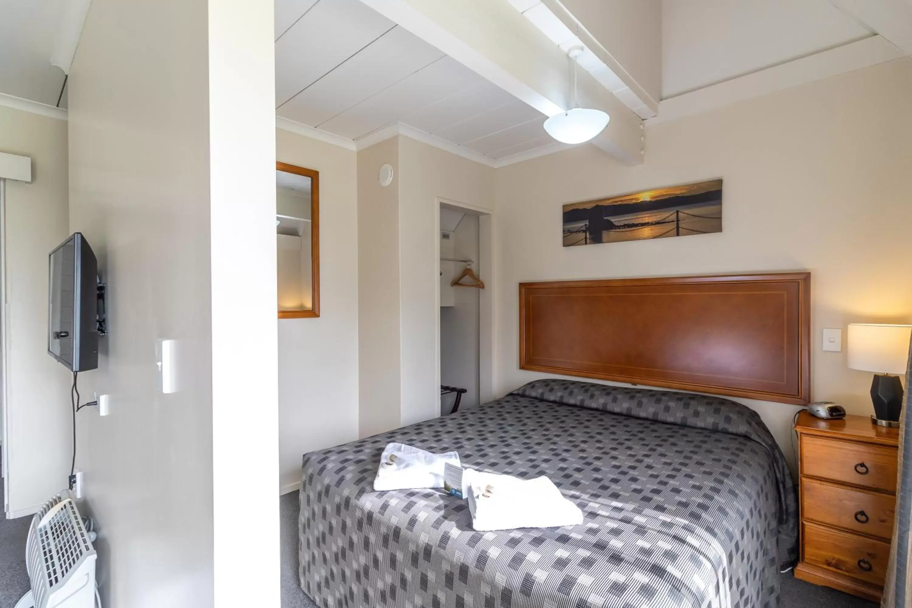 Bedroom, Bed in Admirals Motor Inn