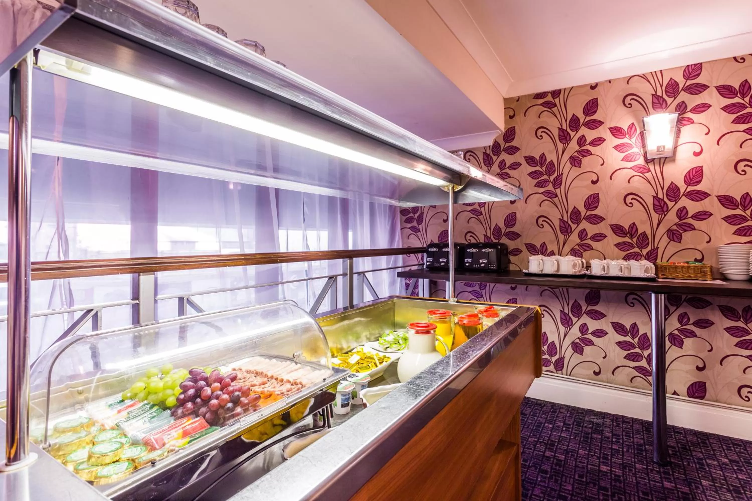 Restaurant/places to eat in The Gardens Hotel