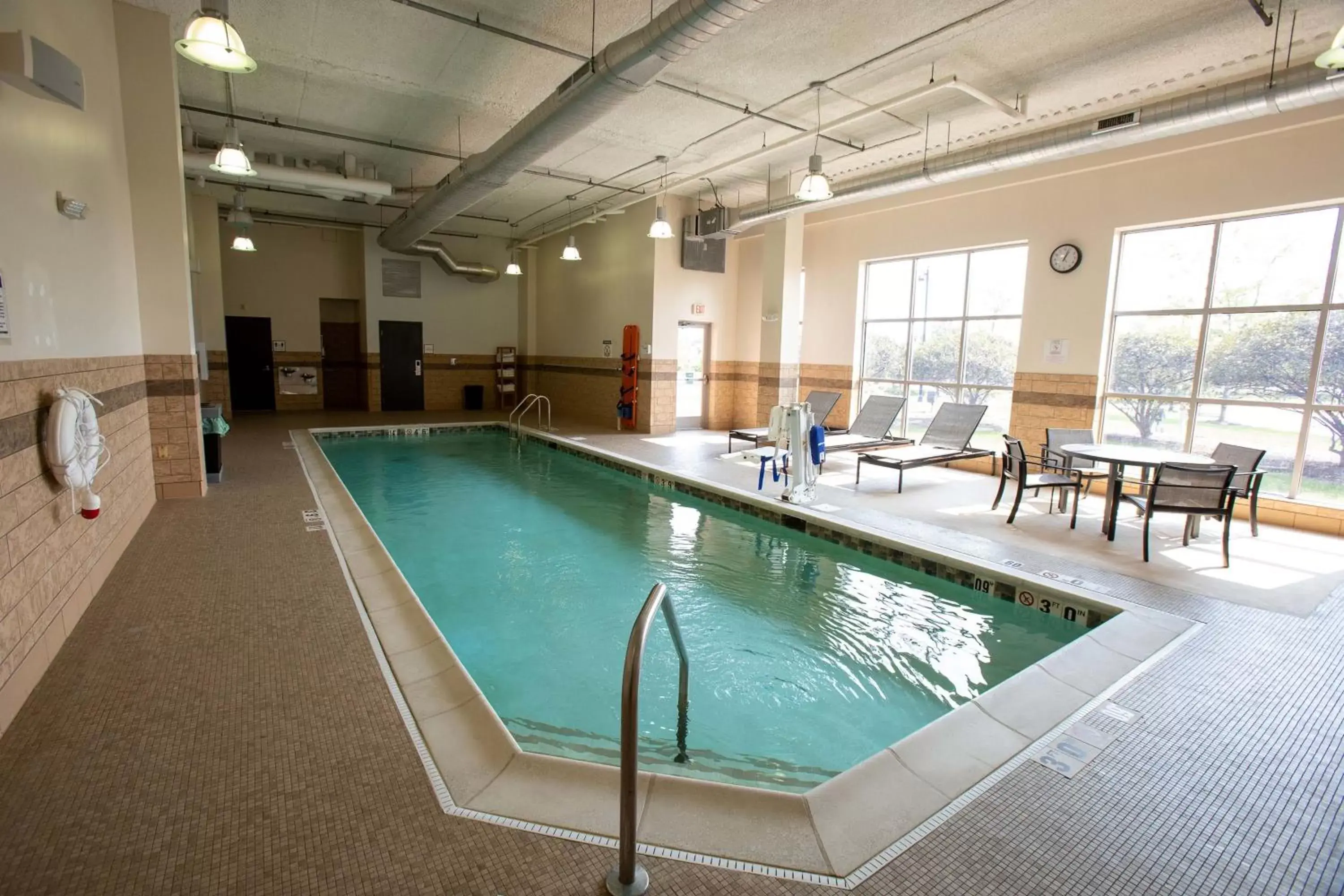 Swimming Pool in Sheraton Chicago Northbrook