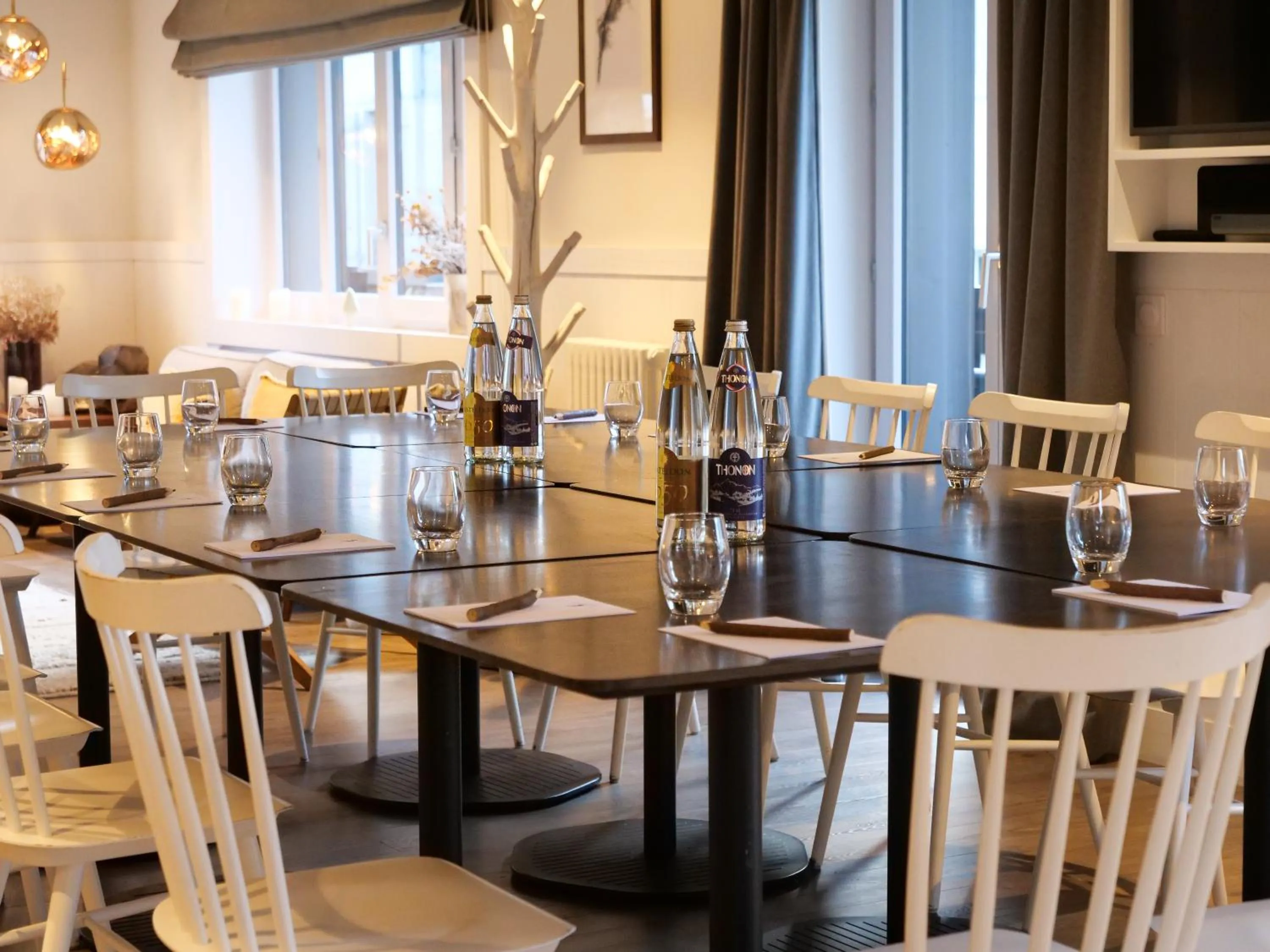 Communal lounge/ TV room in Chalet hôtel le Whymper