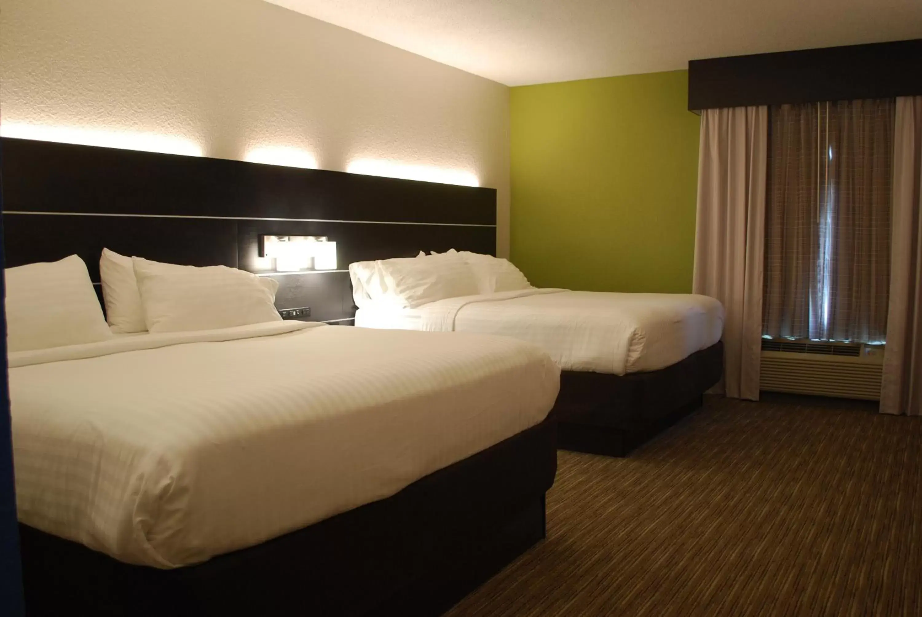 Bed in Holiday Inn Express Hotel & Suites Kingsport-Meadowview I-26, an IHG Hotel
