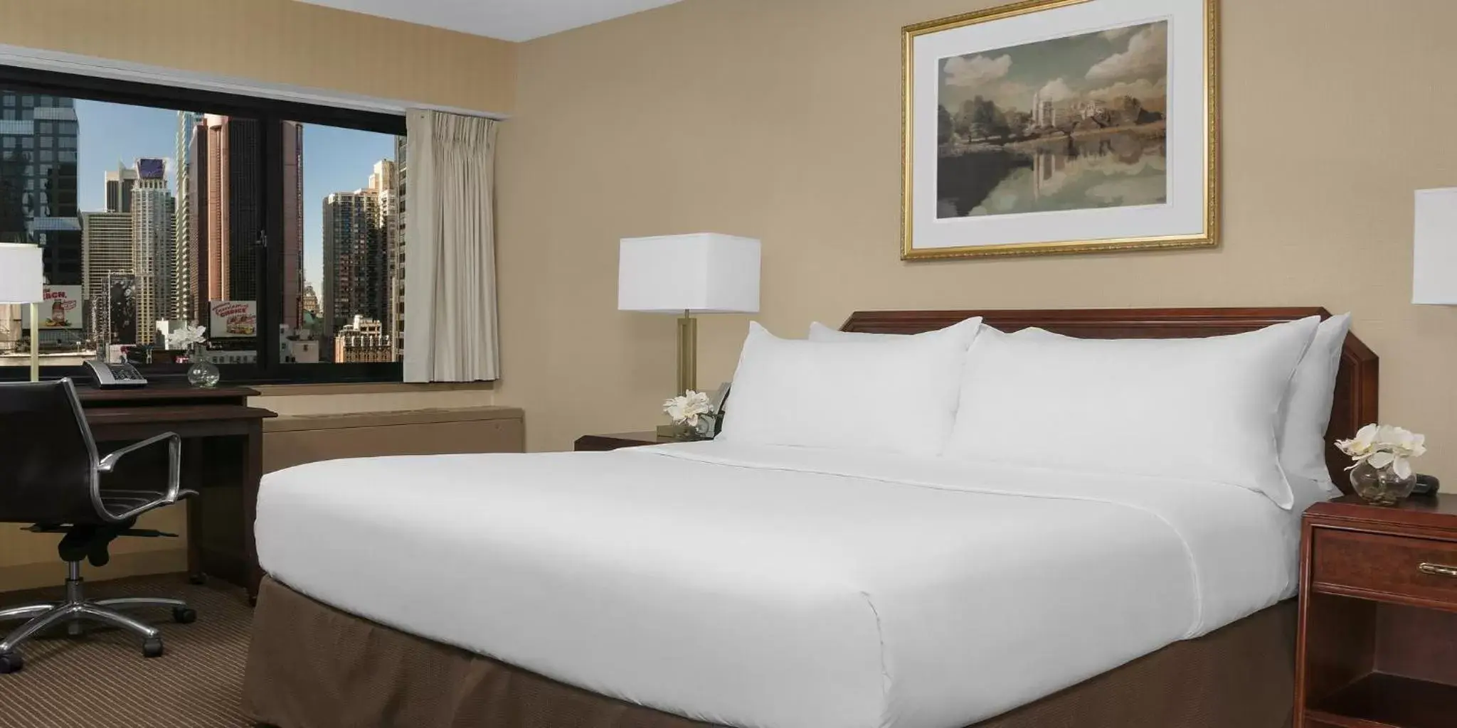 Photo of the whole room, Bed in The Manhattan at Times Square