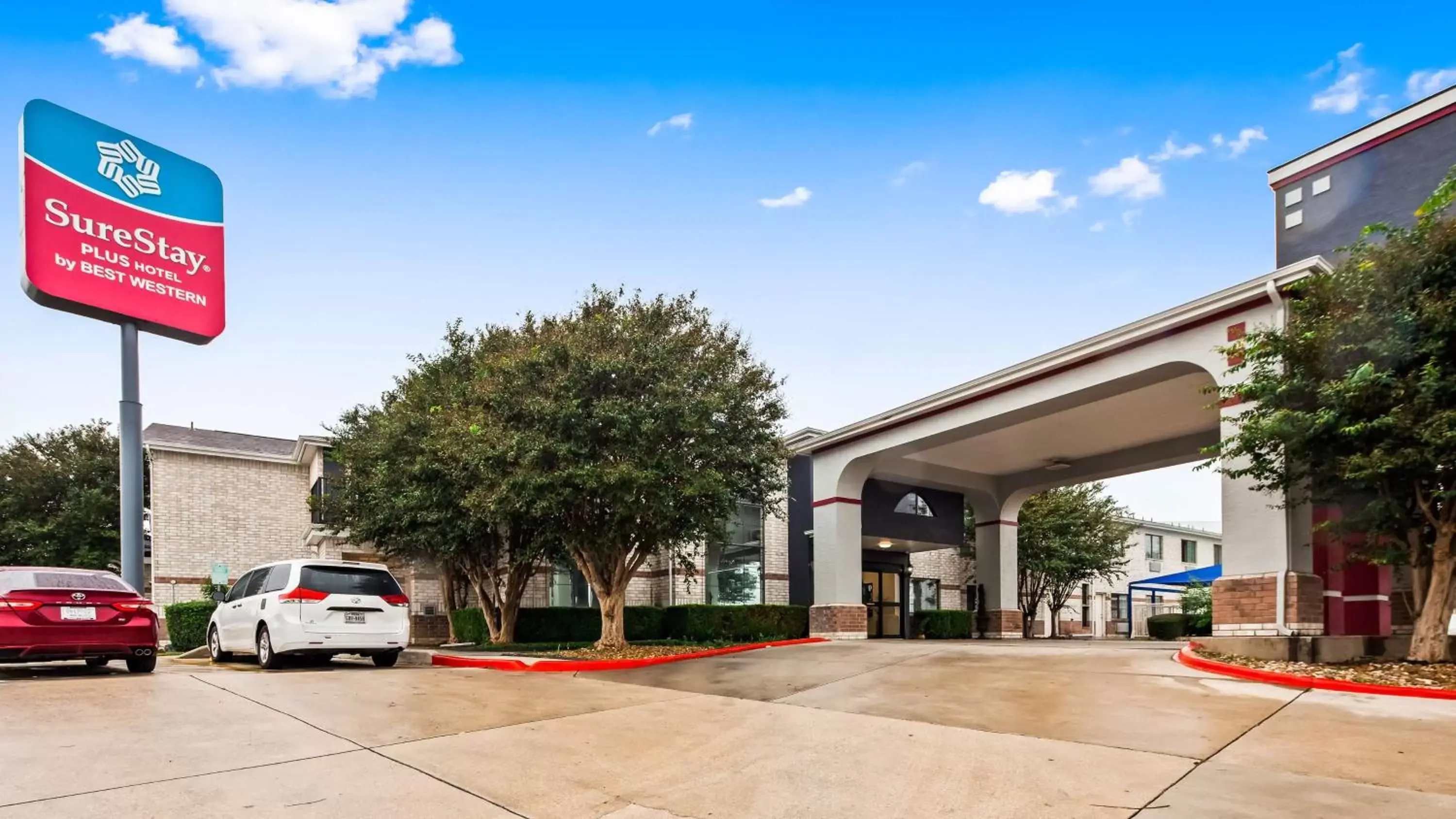 Property building in SureStay Plus Hotel By Best Western San Antonio North 281 N