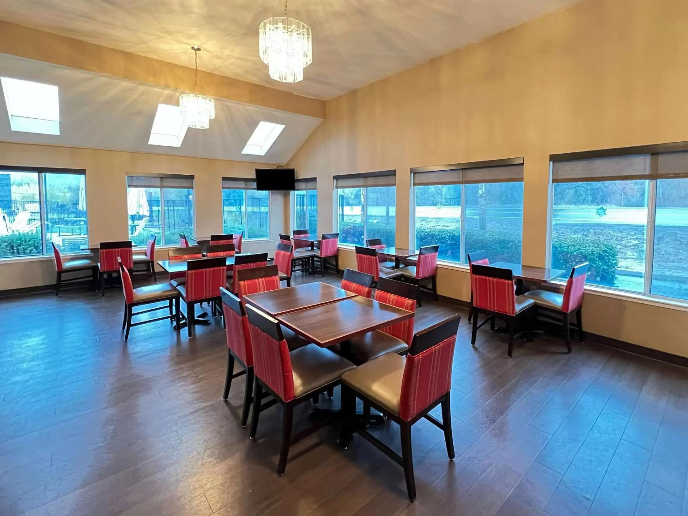 Restaurant/Places to Eat in Comfort Inn & Suites Sequoia Kings Canyon - Three Rivers