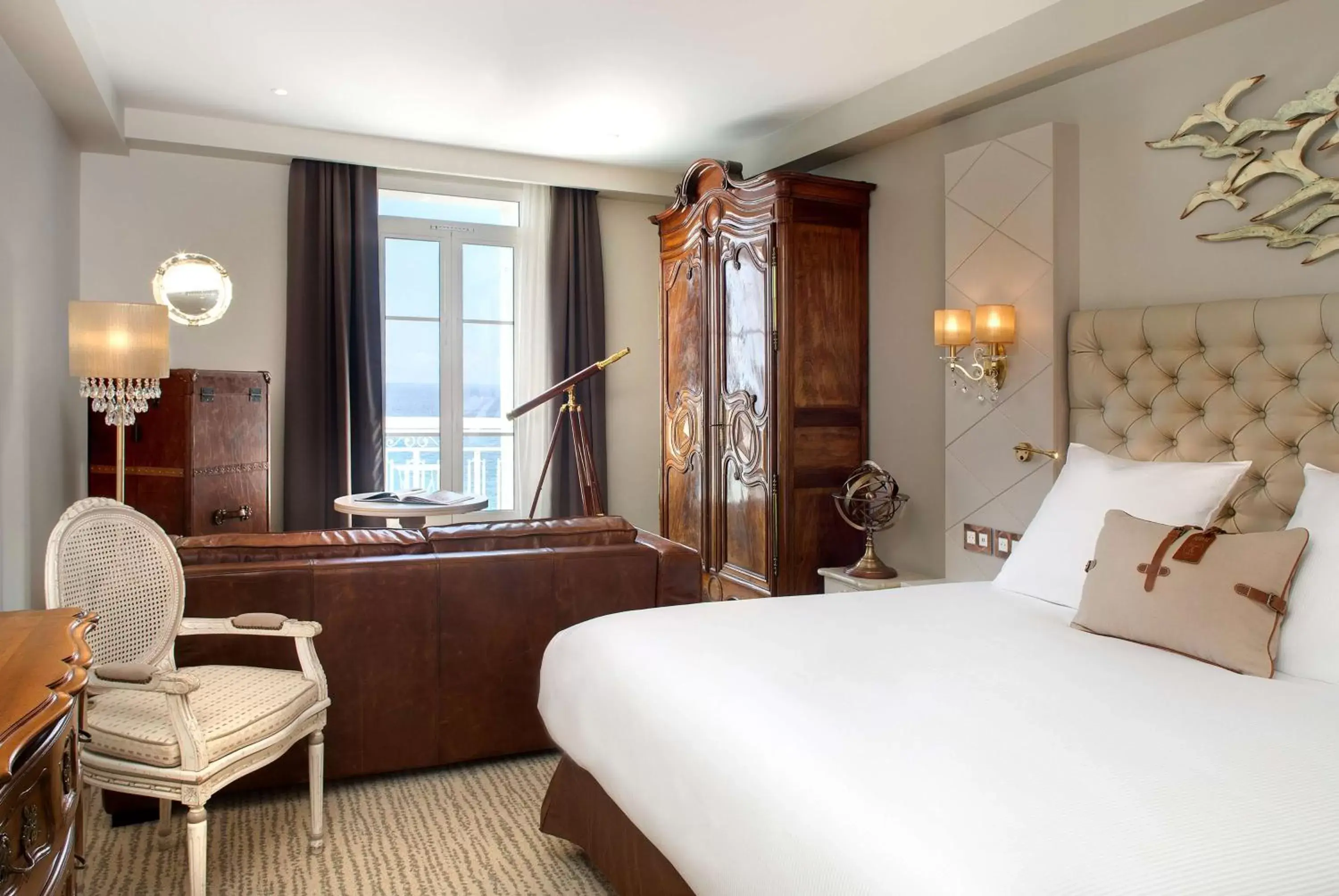 Bed in Grand Hotel Des Sablettes Plage, Curio Collection By Hilton