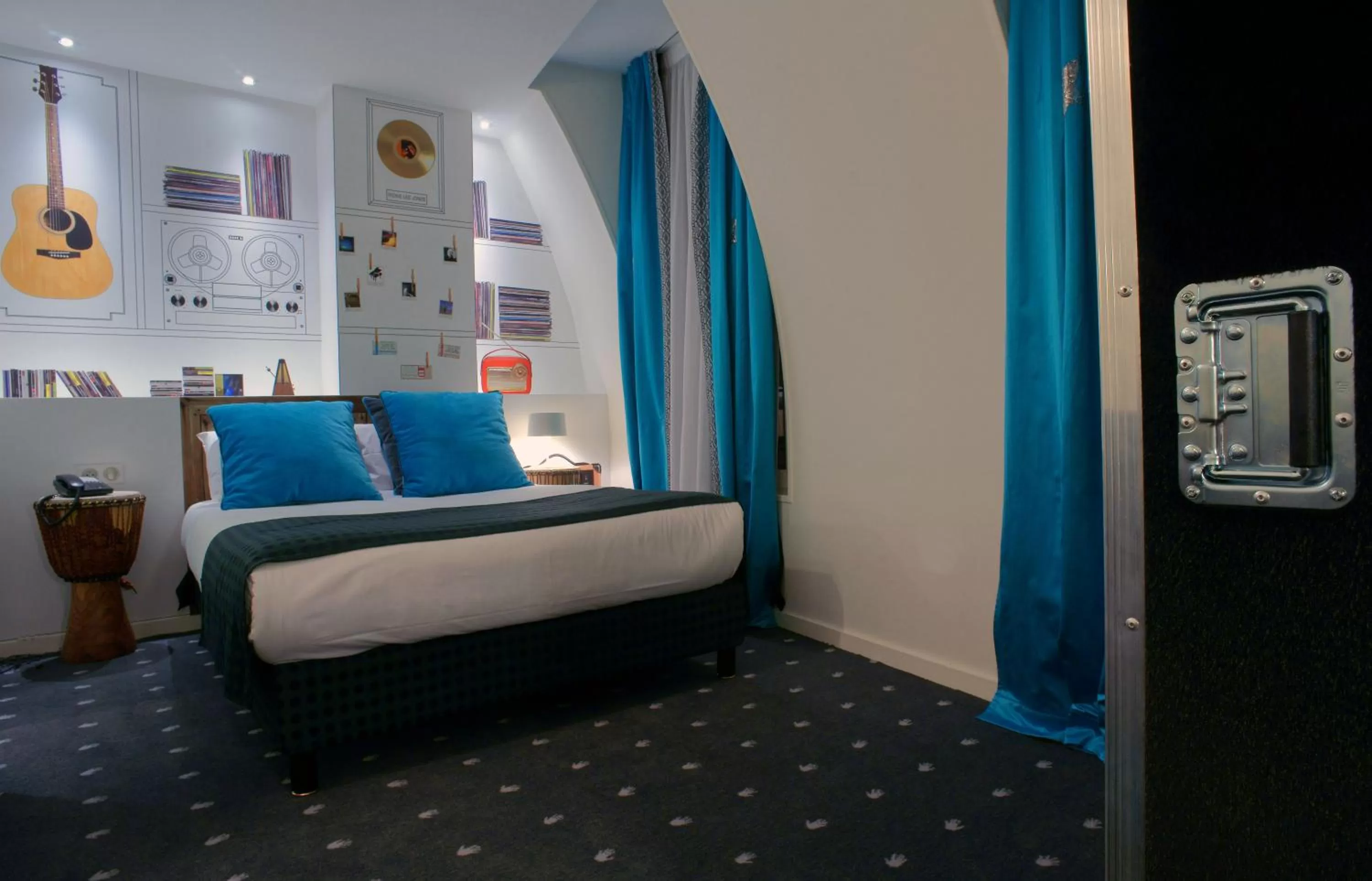 Photo of the whole room, Bed in Hôtel du Triangle d'Or