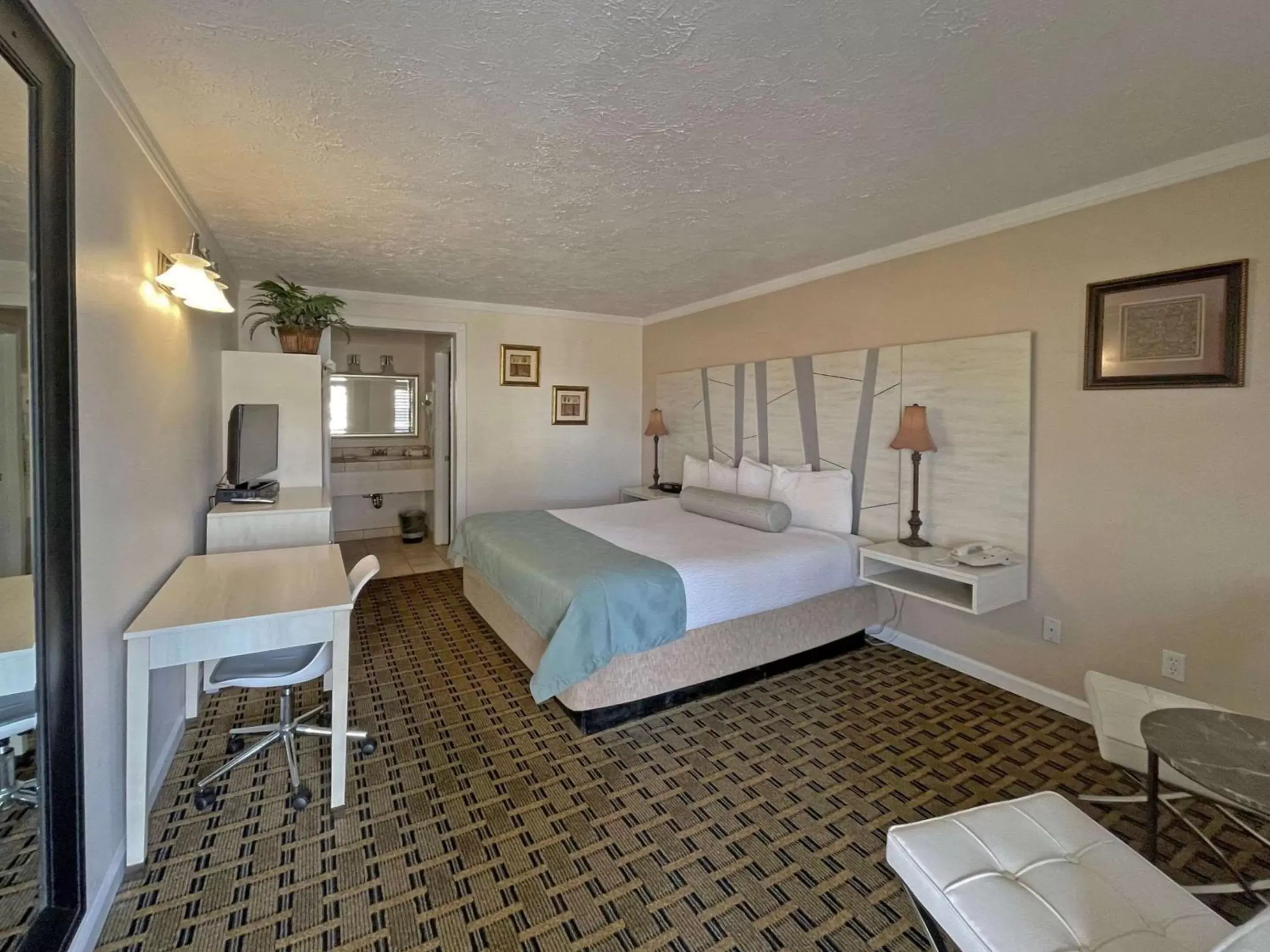 Photo of the whole room in Baechtel Creek Inn, Ascend Hotel Collection